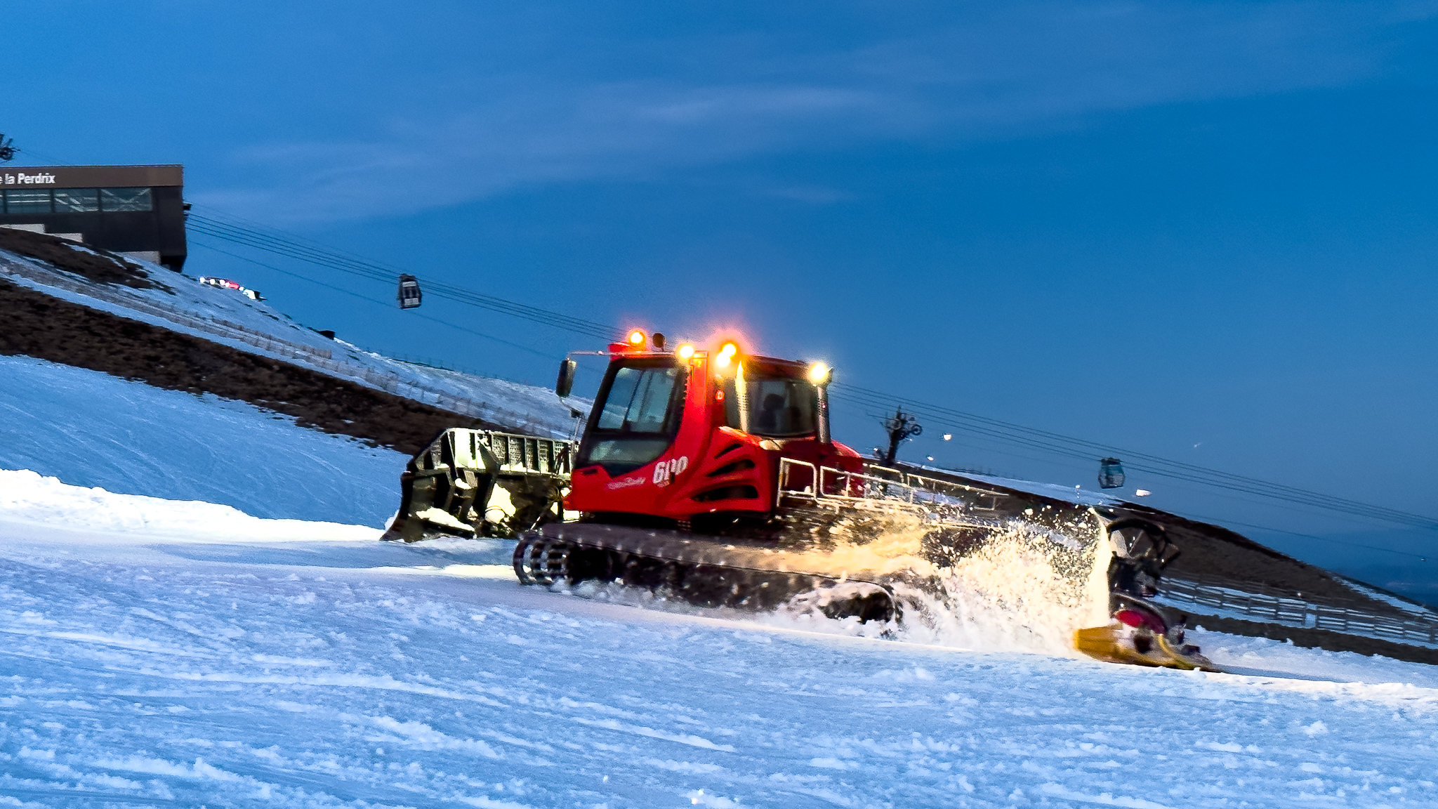 Super Besse - Dameuse : Vers la Gare d'Arrivée du Téléphérique de la Perdrix - Préparation des Pistes