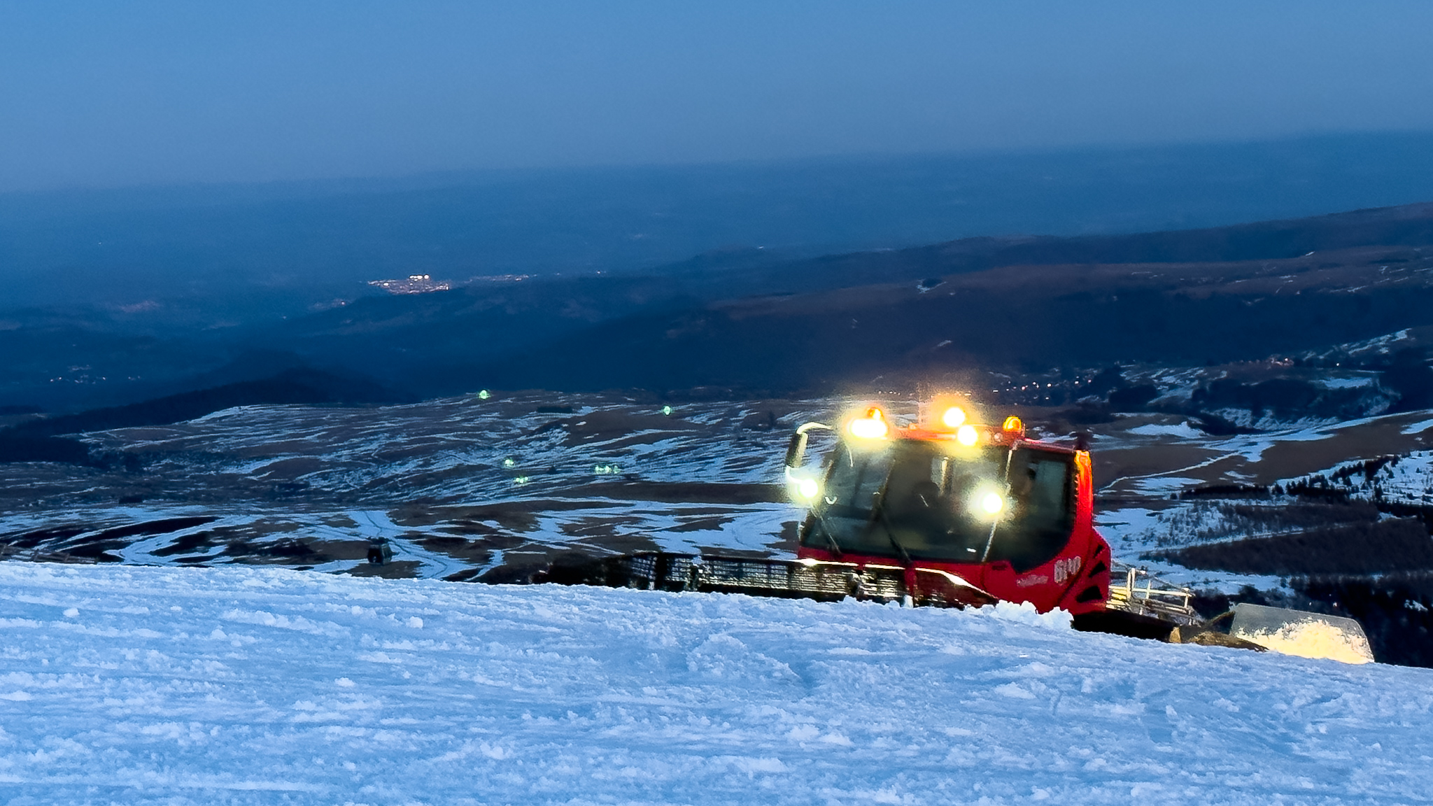 Super Besse - Dameuse : Surgissant dans la Nuit - Travail d'Ombre pour le Plaisir du Matin