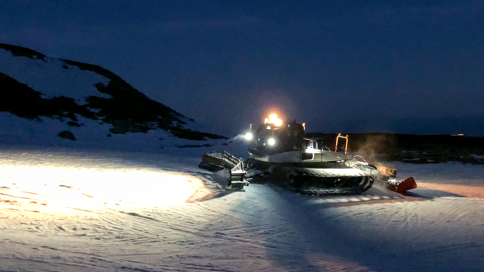 Super Besse, la dameuse a l'entretien de la Piste La Mado a Super Besse