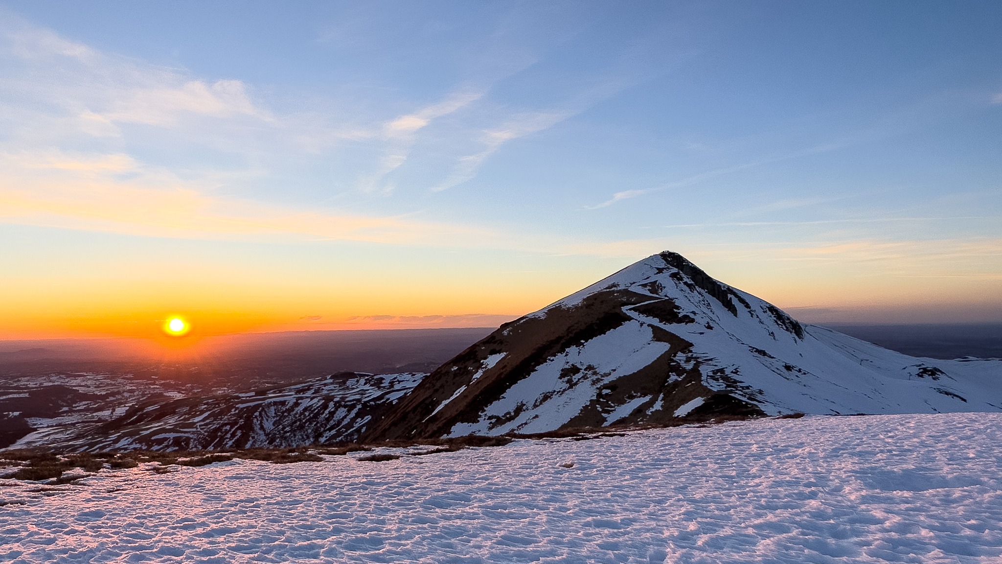 Puy de Sancy : Coucher de Soleil Magique - Lumières Dorées sur le Sommet