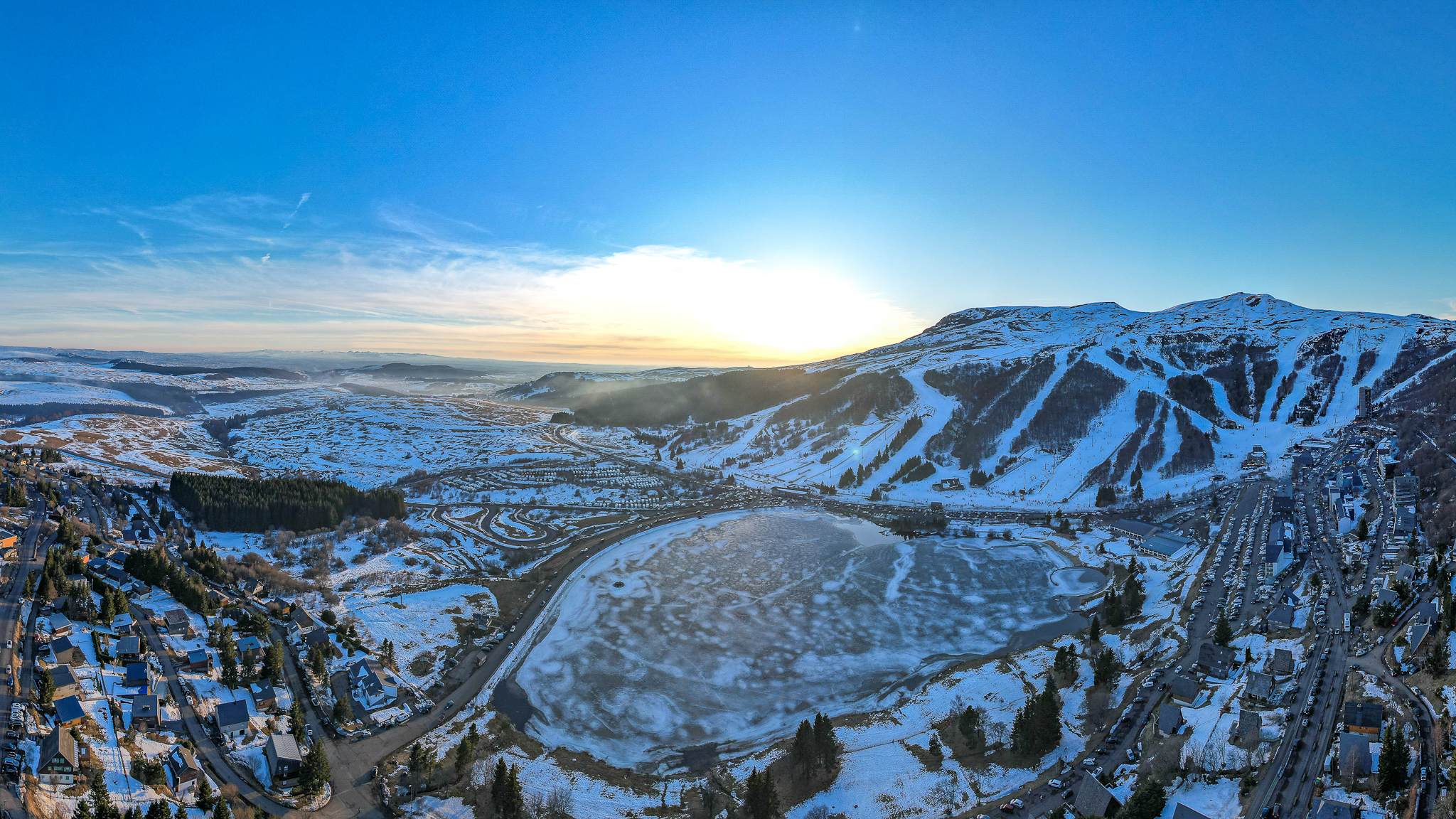 Super Besse - Station de Sports d'Hiver : Coucher de Soleil - Lumières Dorées sur la Montagne