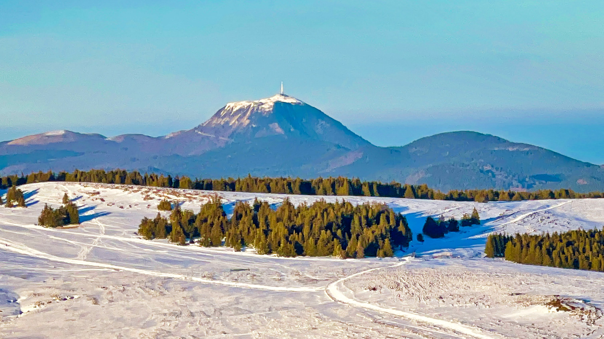 Puy de la Tâche : Vue Imprenable sur le Sommet du Puy de Dôme