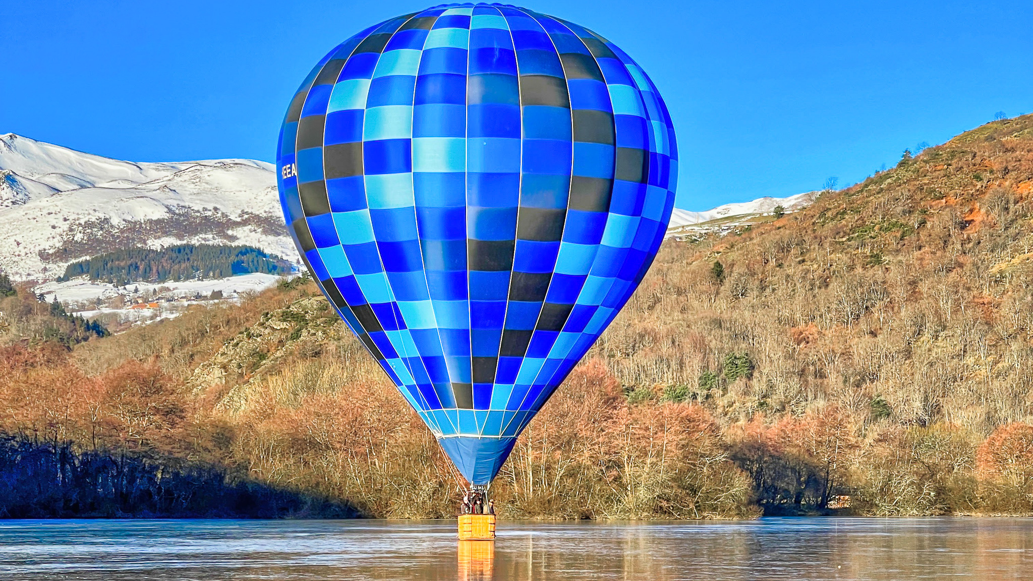 Lac Chambon : Un spectacle magique, une montgolfière posée sur le lac.