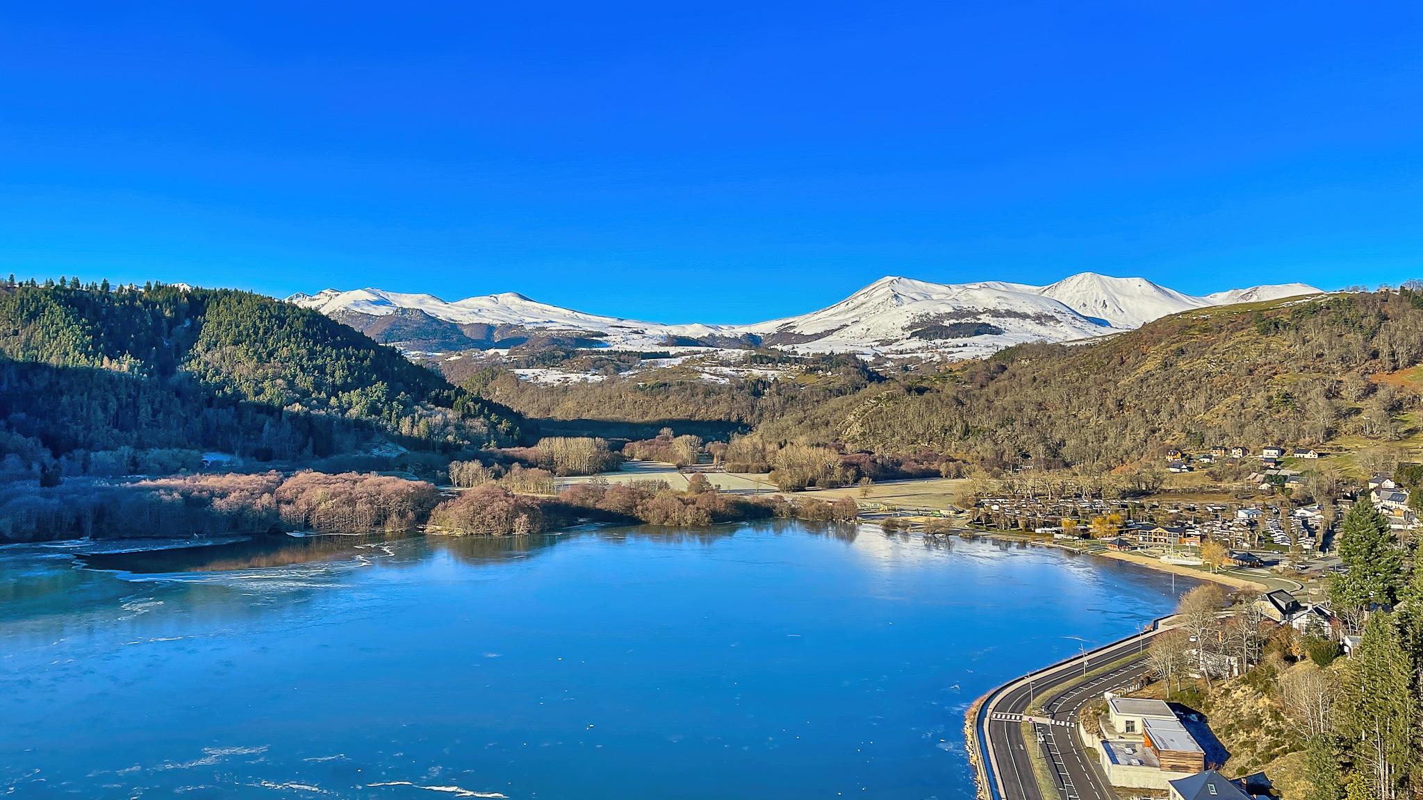 Lac Chambon : Un tableau féérique, sous ses couleurs hivernales.