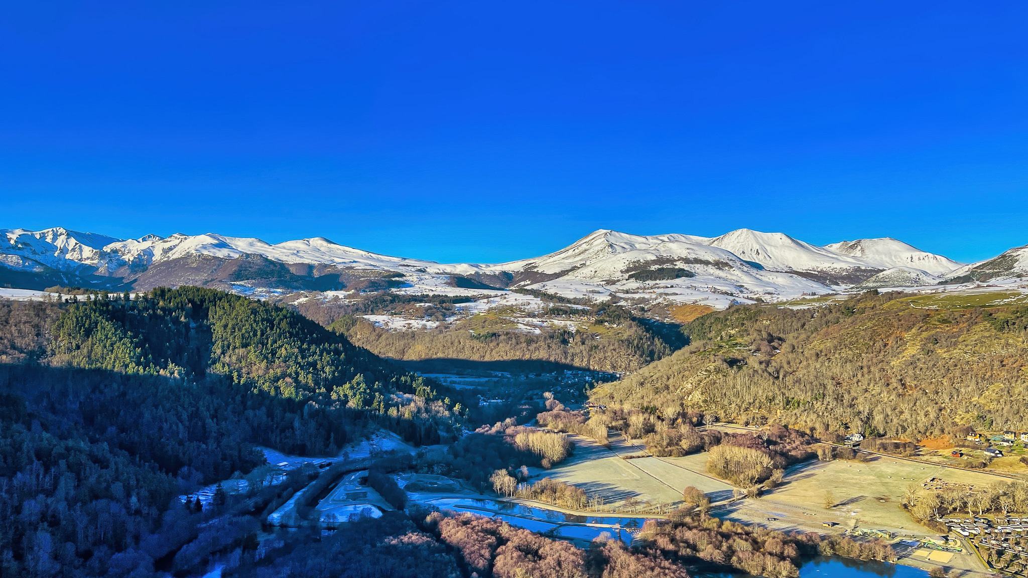 Lac Chambon - Monts Dore : En montgolfière, survolez le lac et admirez les crêtes des Monts Dore.