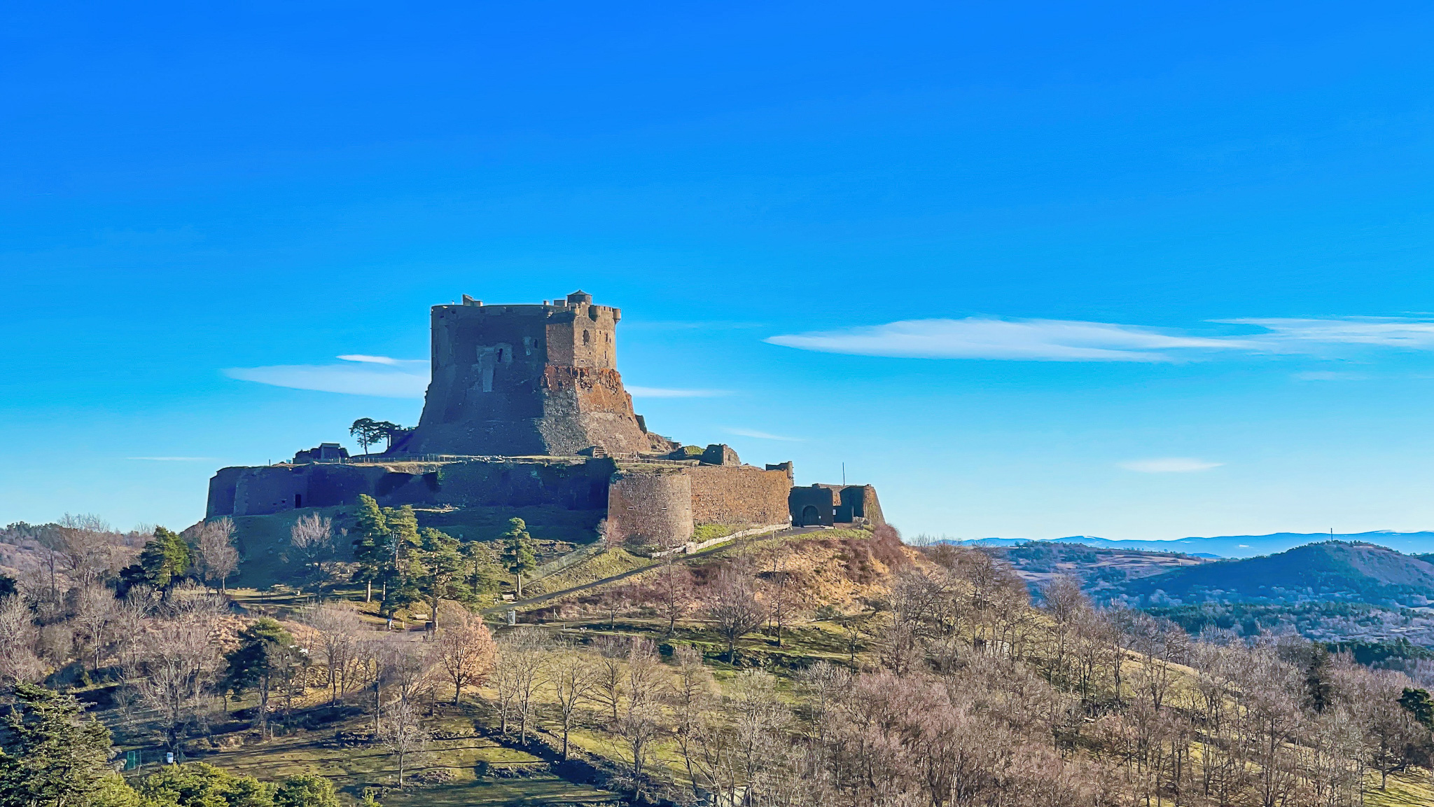 Murol : Découverte du Château de Murol, un monument majestueux.