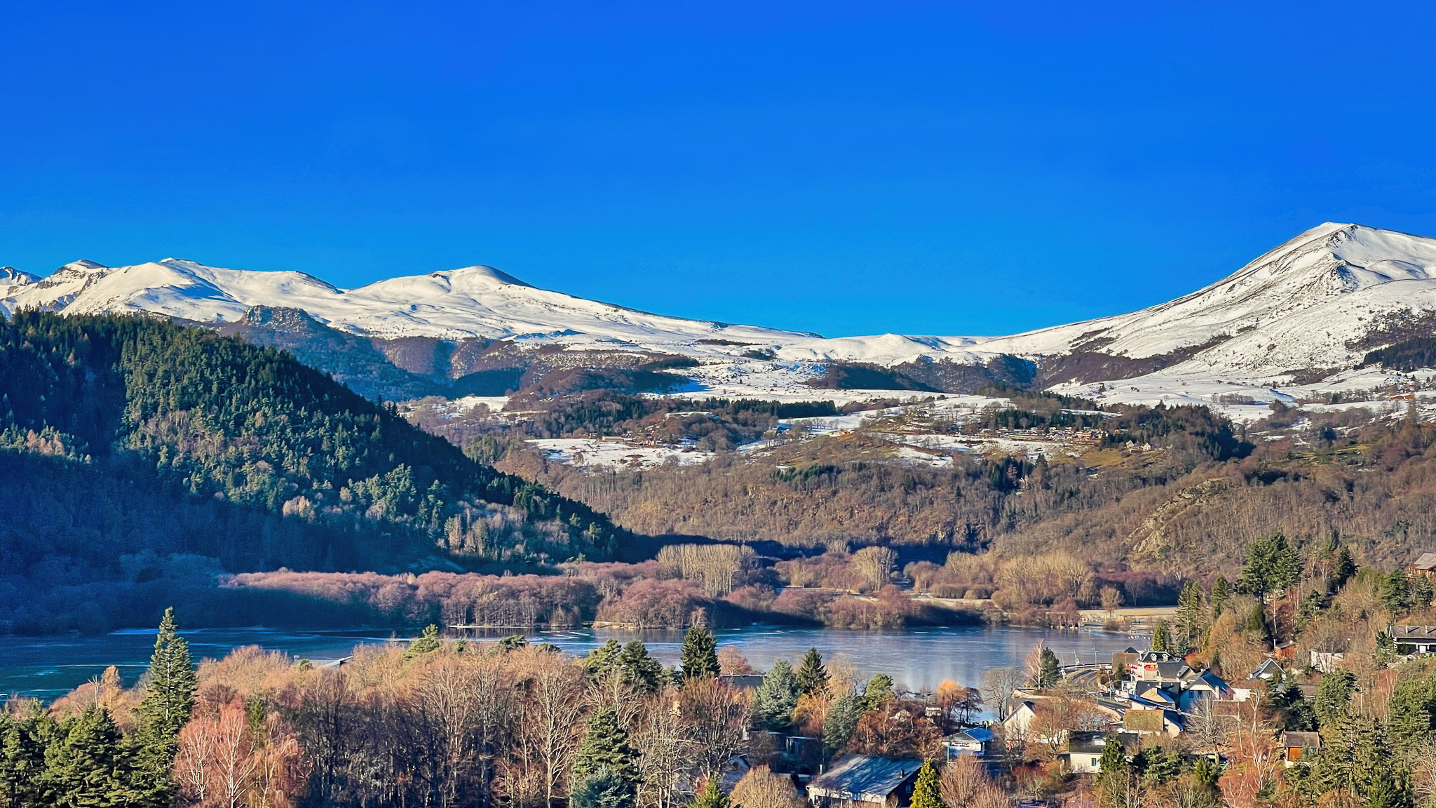 Lac Chambon : Vue imprenable sur le Massif du Sancy depuis le lac.