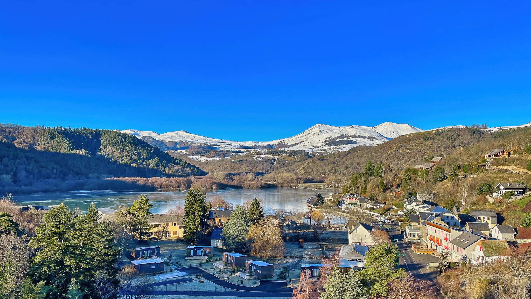 Lac Chambon : Un paysage enchanteur, le Massif du Sancy enneigé en toile de fond.