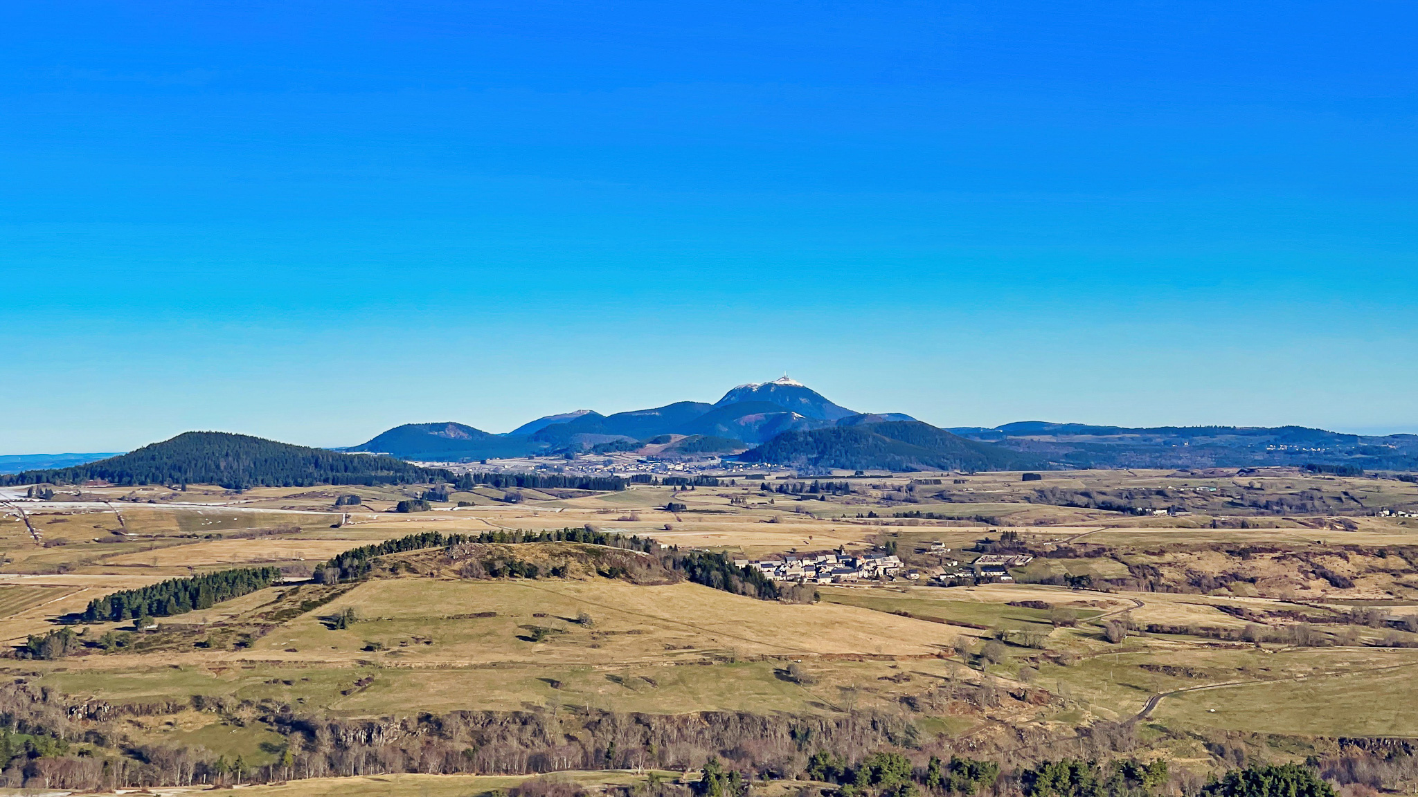 Chaîne des Puys : Découvrez la chaîne des Puys et le sommet du Puy de Dôme, un panorama exceptionnel.