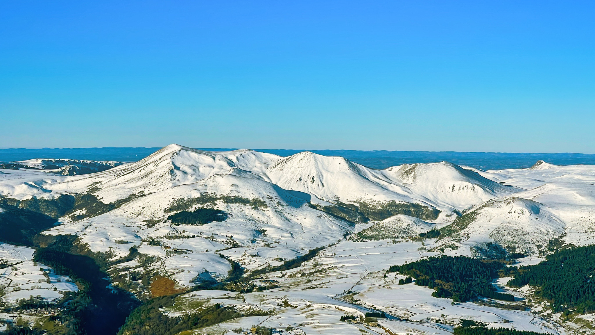 Massif Adventif : Découvrez les sommets emblématiques : Puy de l'Angle, Puy de Monne, Puy de Barbier, Puy de la Tache.