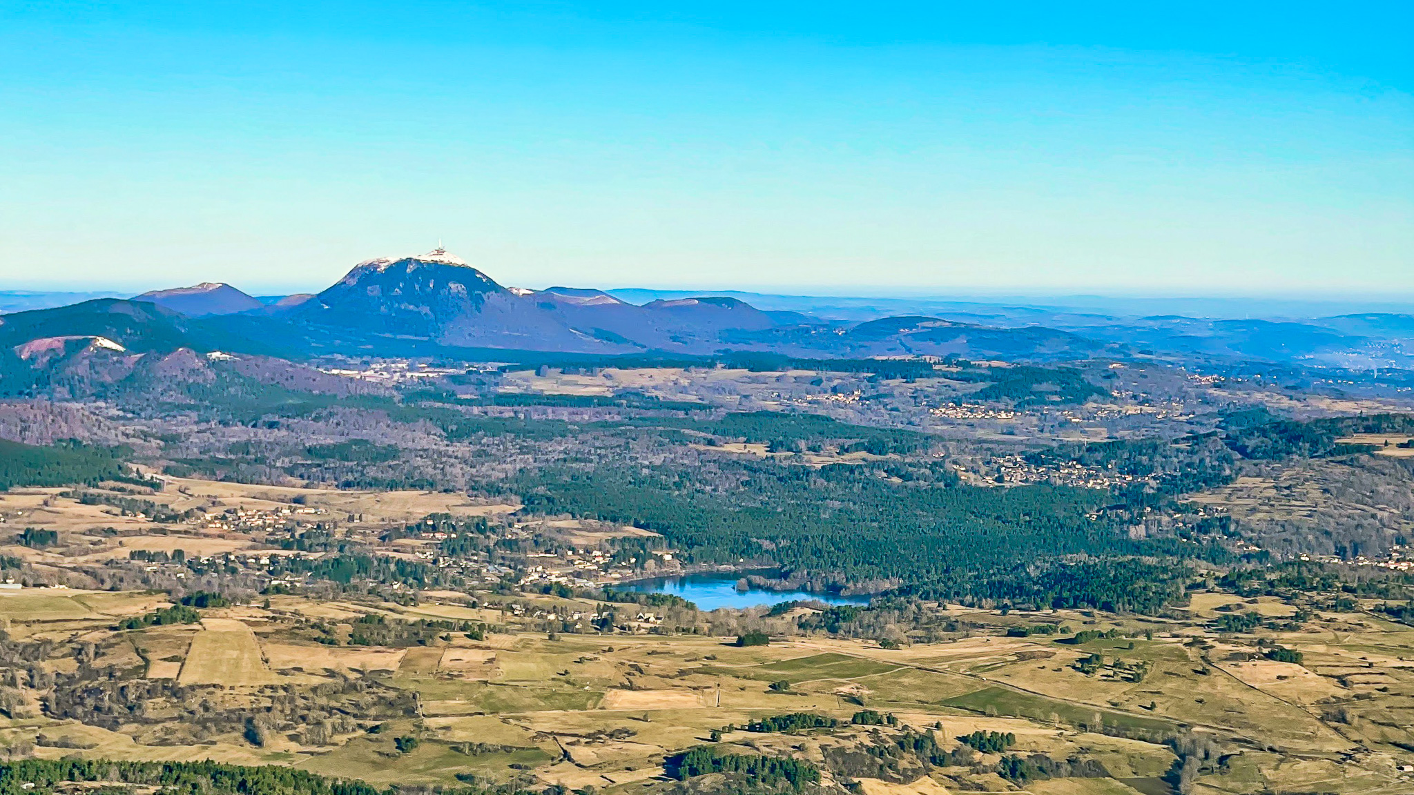 Lac d'Aydat - Puy de Dôme : Un voyage au cœur des paysages volcaniques.