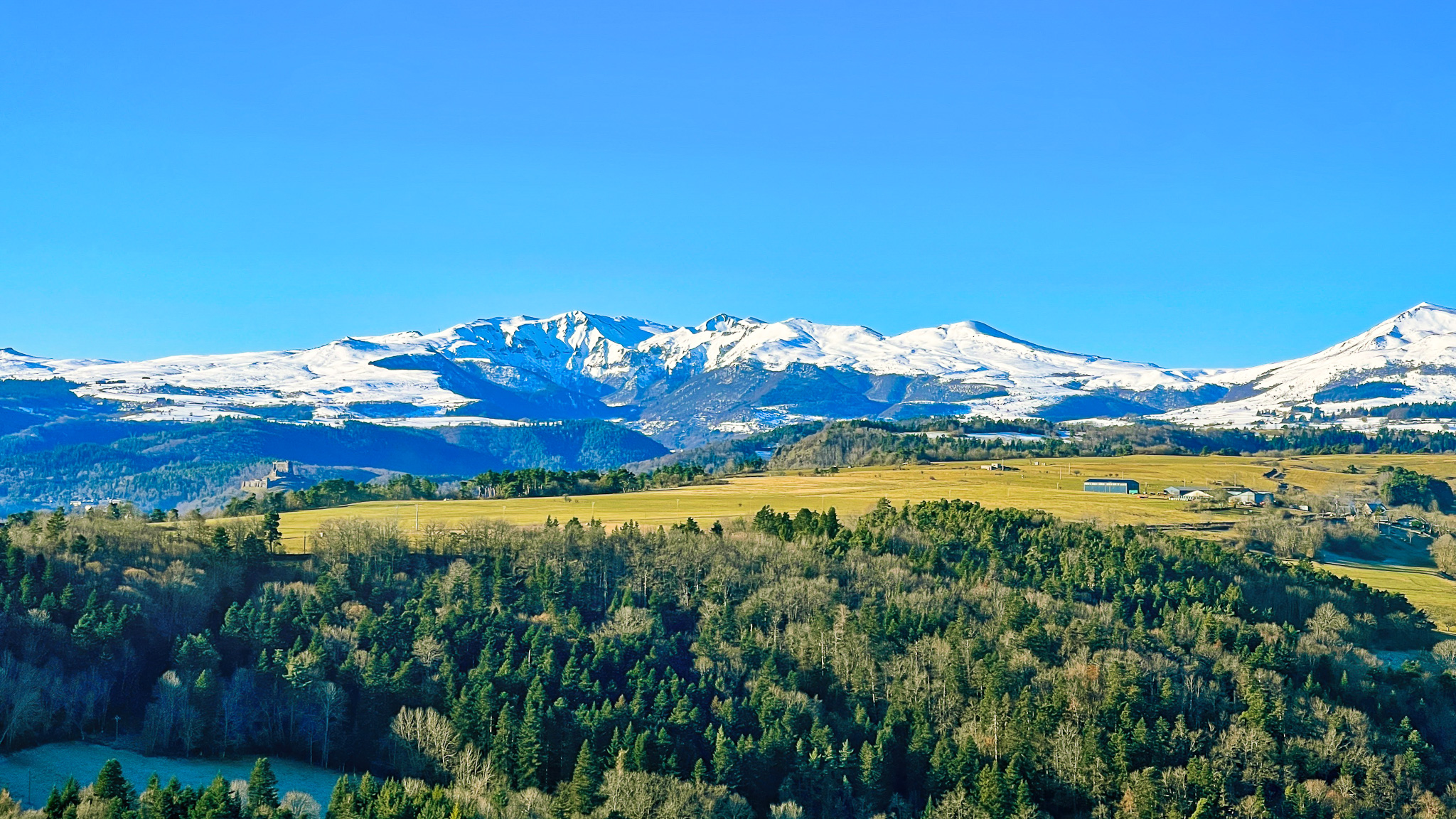 Massif du Sancy : Un contraste saisissant entre les sommets et la campagne auvergnate.