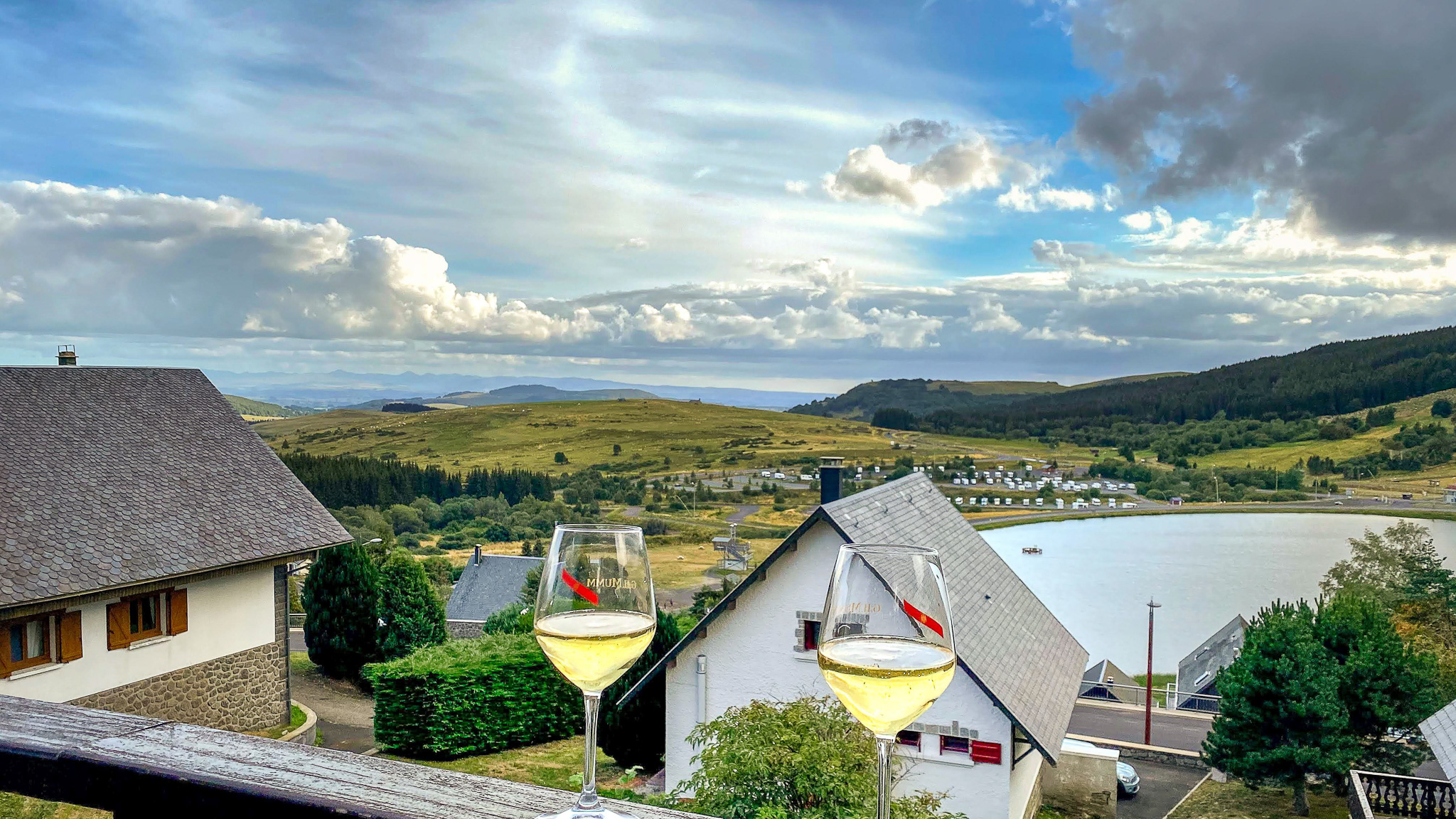 Chalet Ma Cambuse à Super Besse : pourquoi ne pas savourer un apéritif ?