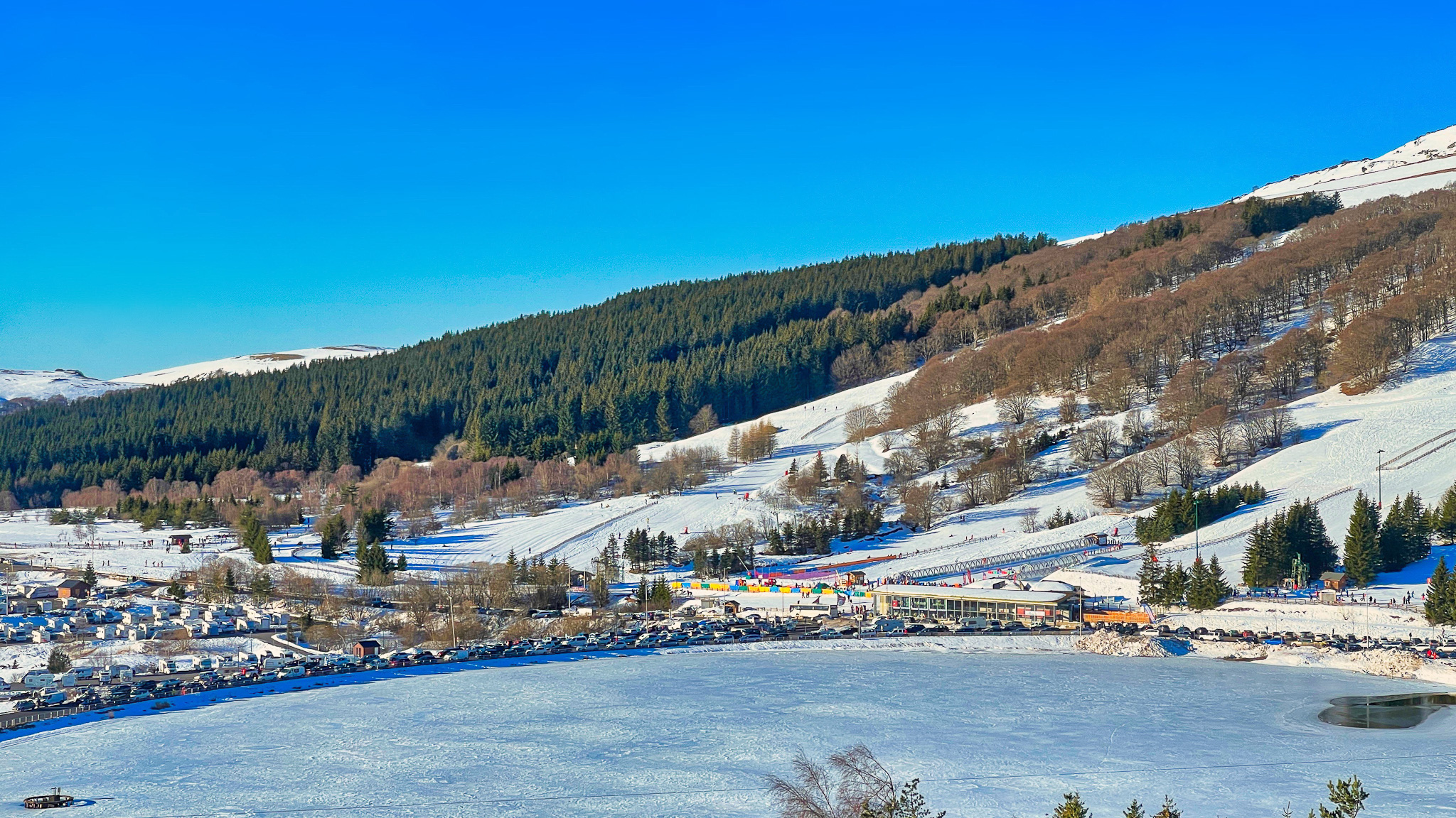 Chambre avec vue sur le Lac des Hermines au Chalet Ma Cambuse à Super Besse.