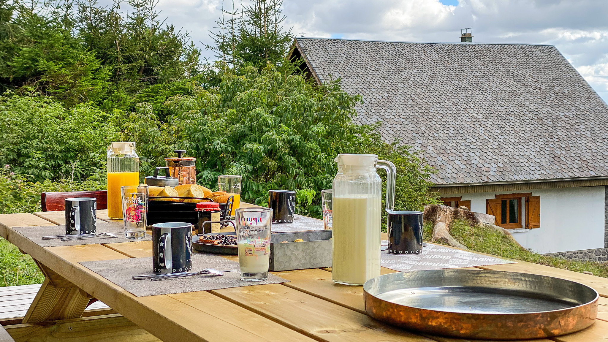 Profitez d'un goûter sur la terrasse du Chalet Ma Cambuse à Super Besse.