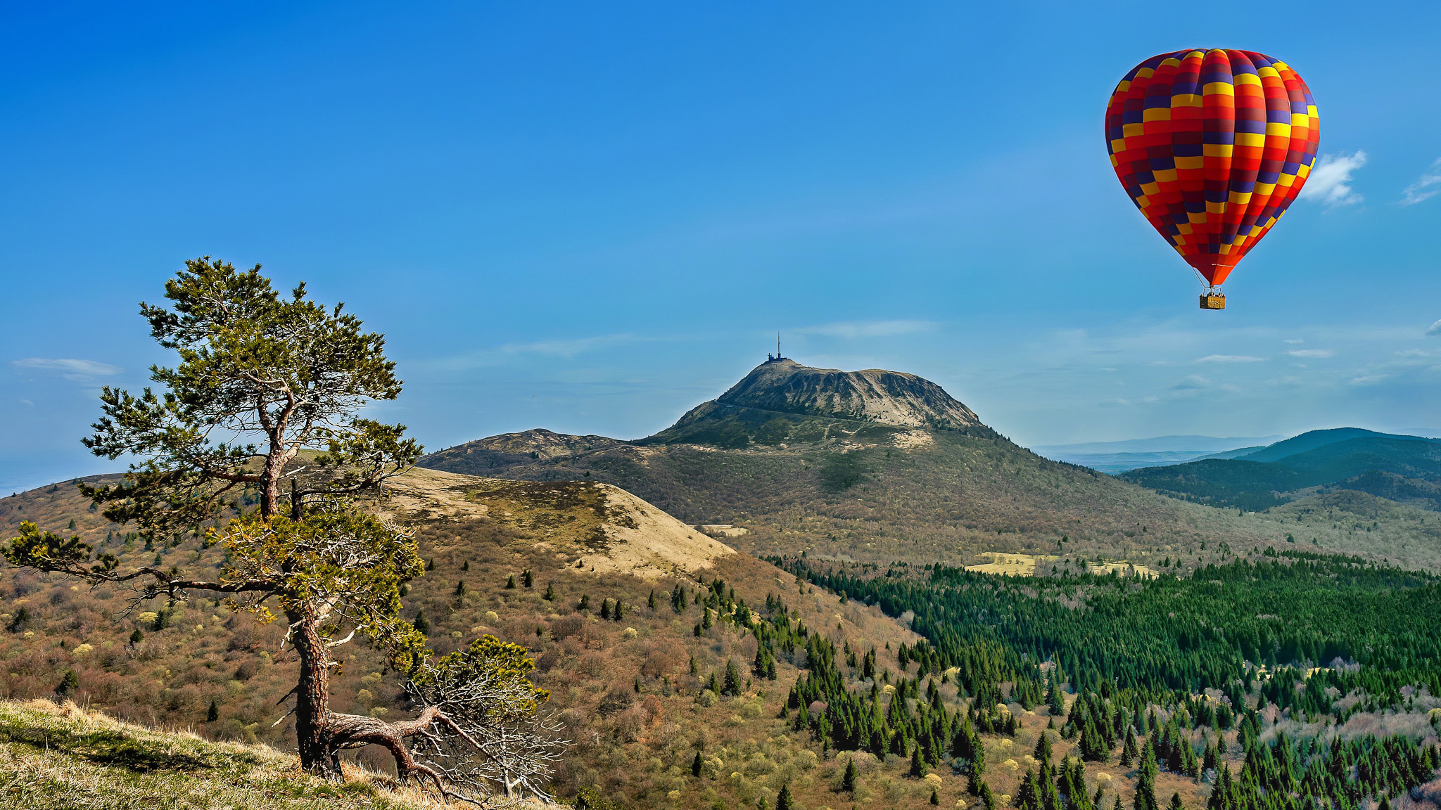 Montgolfière Puy de Dôme : Vol Inoubliable au-dessus des Volcans d'Auvergne