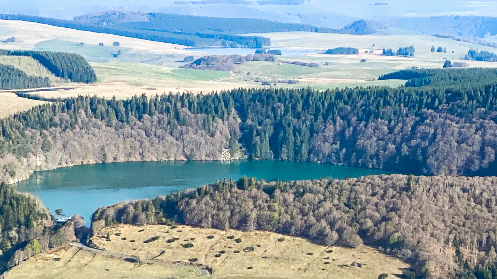 Puy de Chambourguet : Lac Pavin en Vue Panoramique