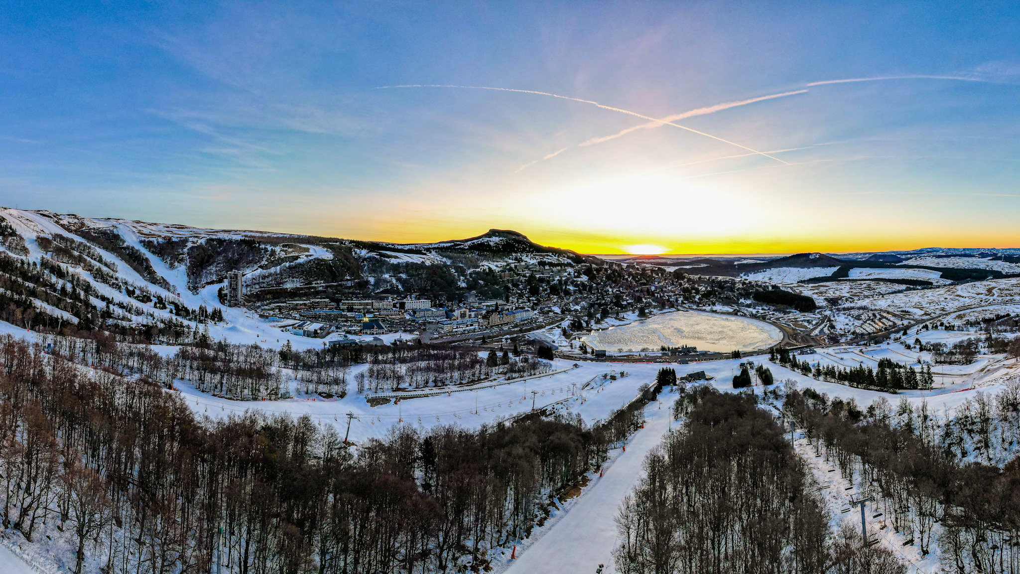 Super Besse : Lever de Soleil Magique sur la Station de Ski