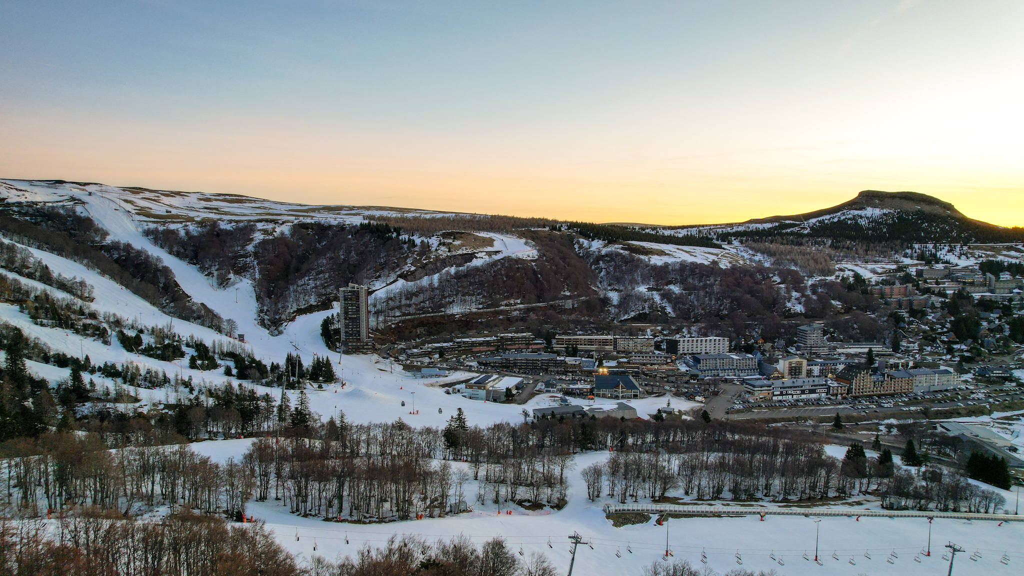 Super Besse : Soleil Matinal Embrasse la Station de Ski Endormie