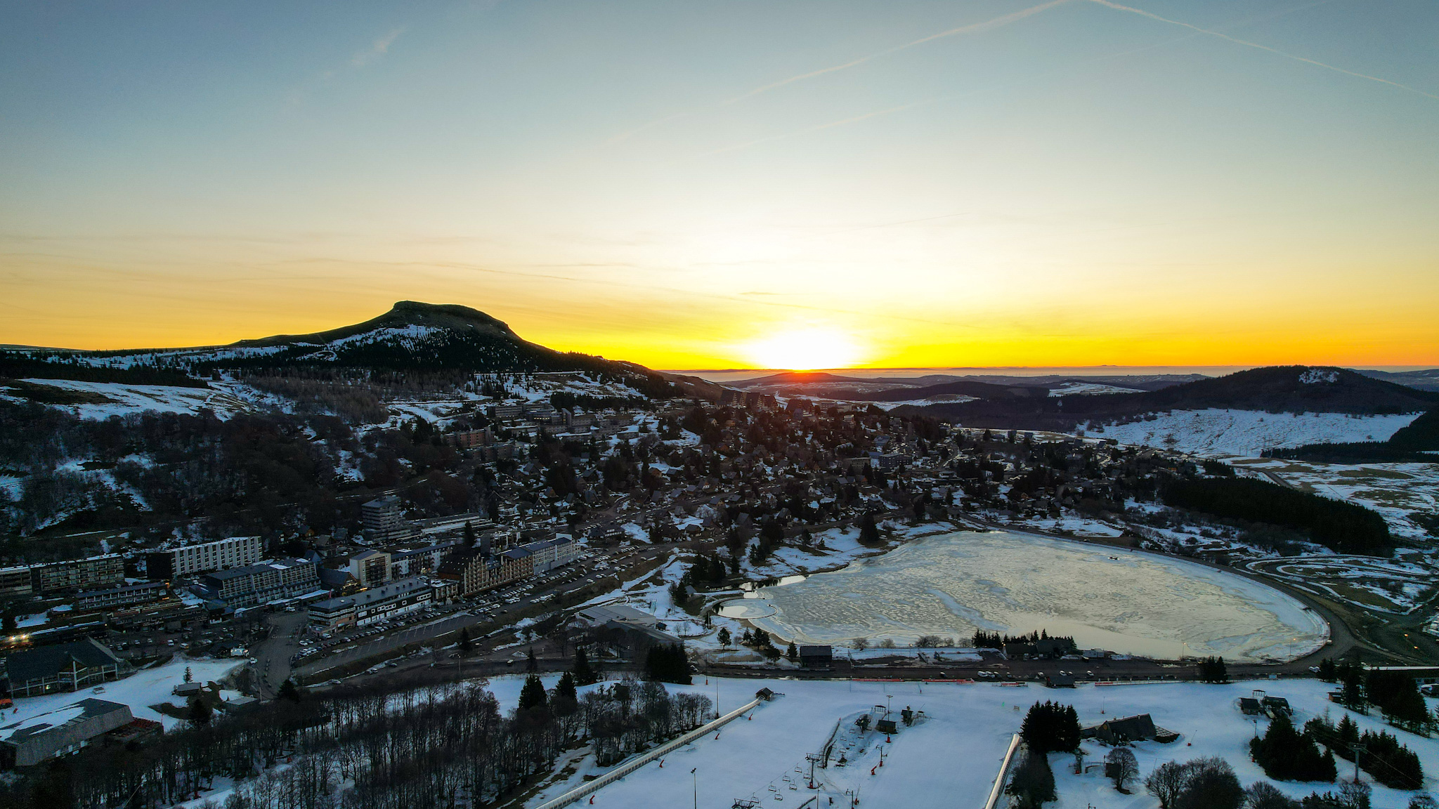 Super Besse : Soleil Matinal Embrasse la Station de Ski Endormie