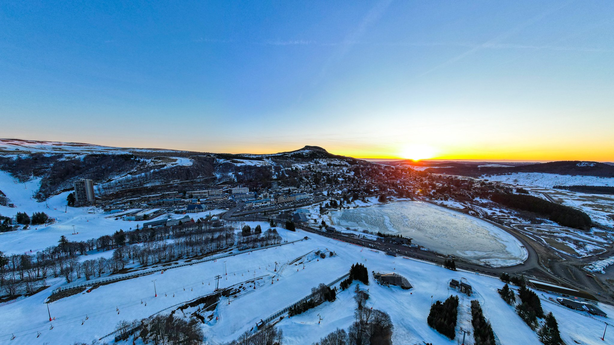 Super Besse : Lever de Soleil Magique sur le Lac des Hermines