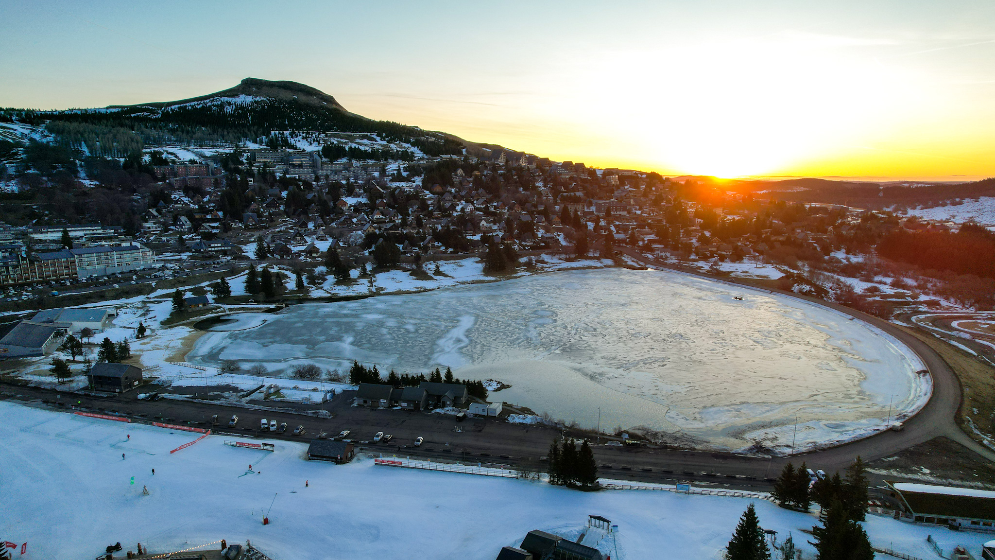 Super Besse : Lever de Soleil Magique sur le Puy de Chambourguet et le Village de Chalets