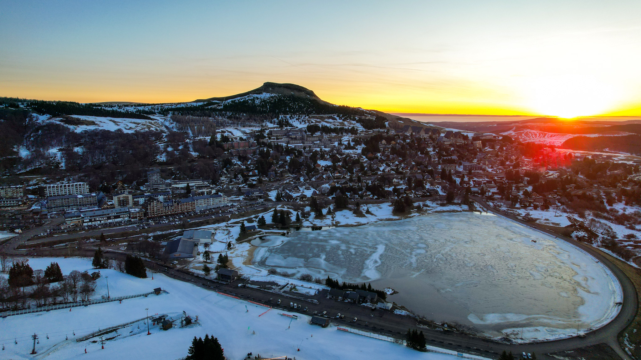 Super Besse : Le Lac des Hermines sous les Premiers Rayons du Soleil