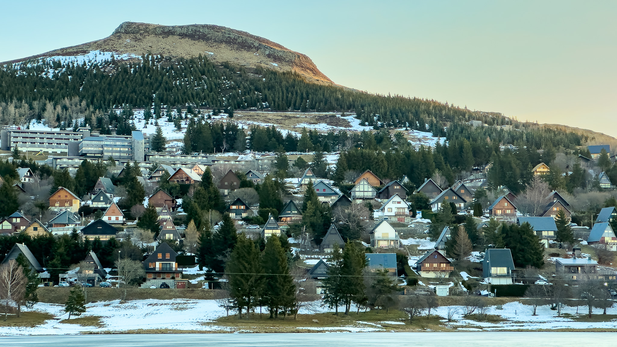 Super Besse : Village de Chalets Baigné dans la Lumière Matinale