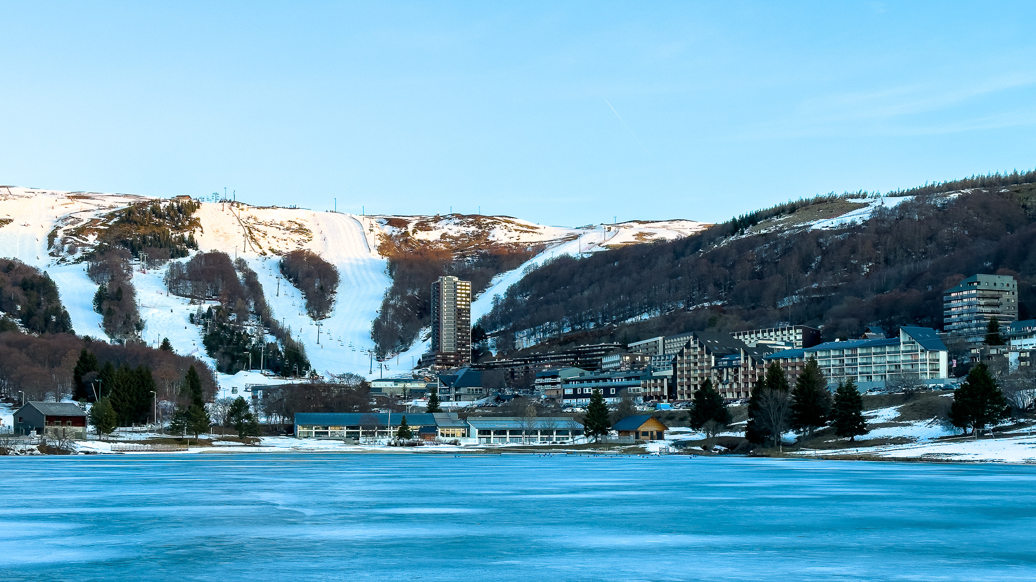 Super Besse : Centre-Ville Ensoleillé sous la Neige