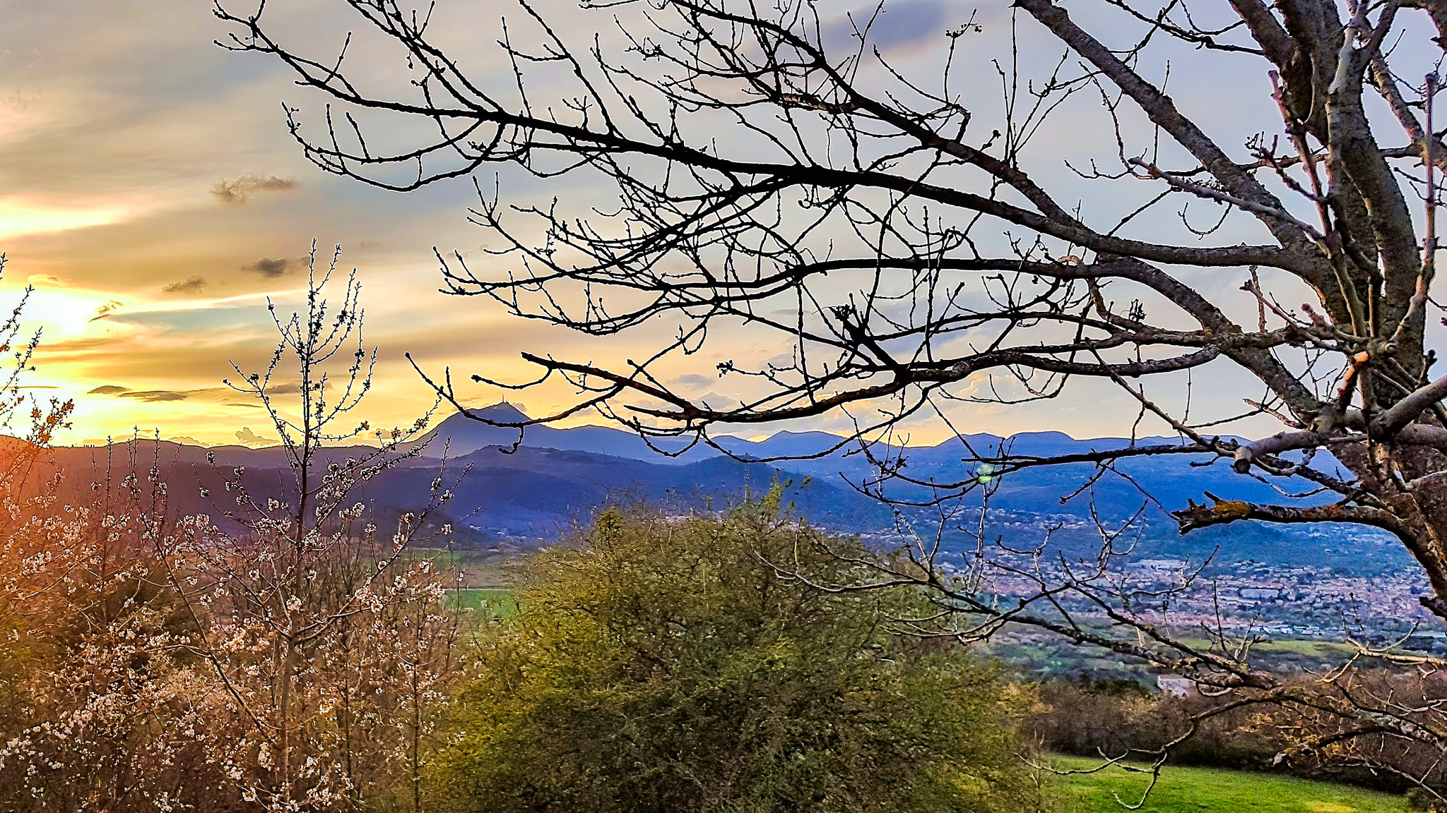 Puy de Dôme : Coucher de Soleil Doré sur le Sommet Mythique