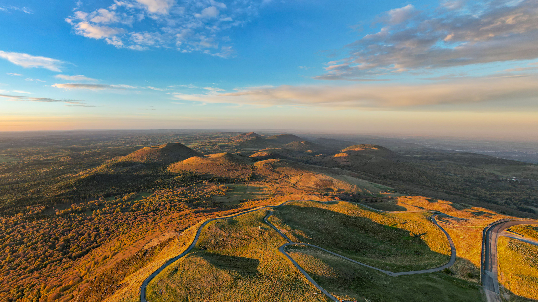 Puy de Dôme : Coucher de Soleil Magique sur la Chaîne des Puys