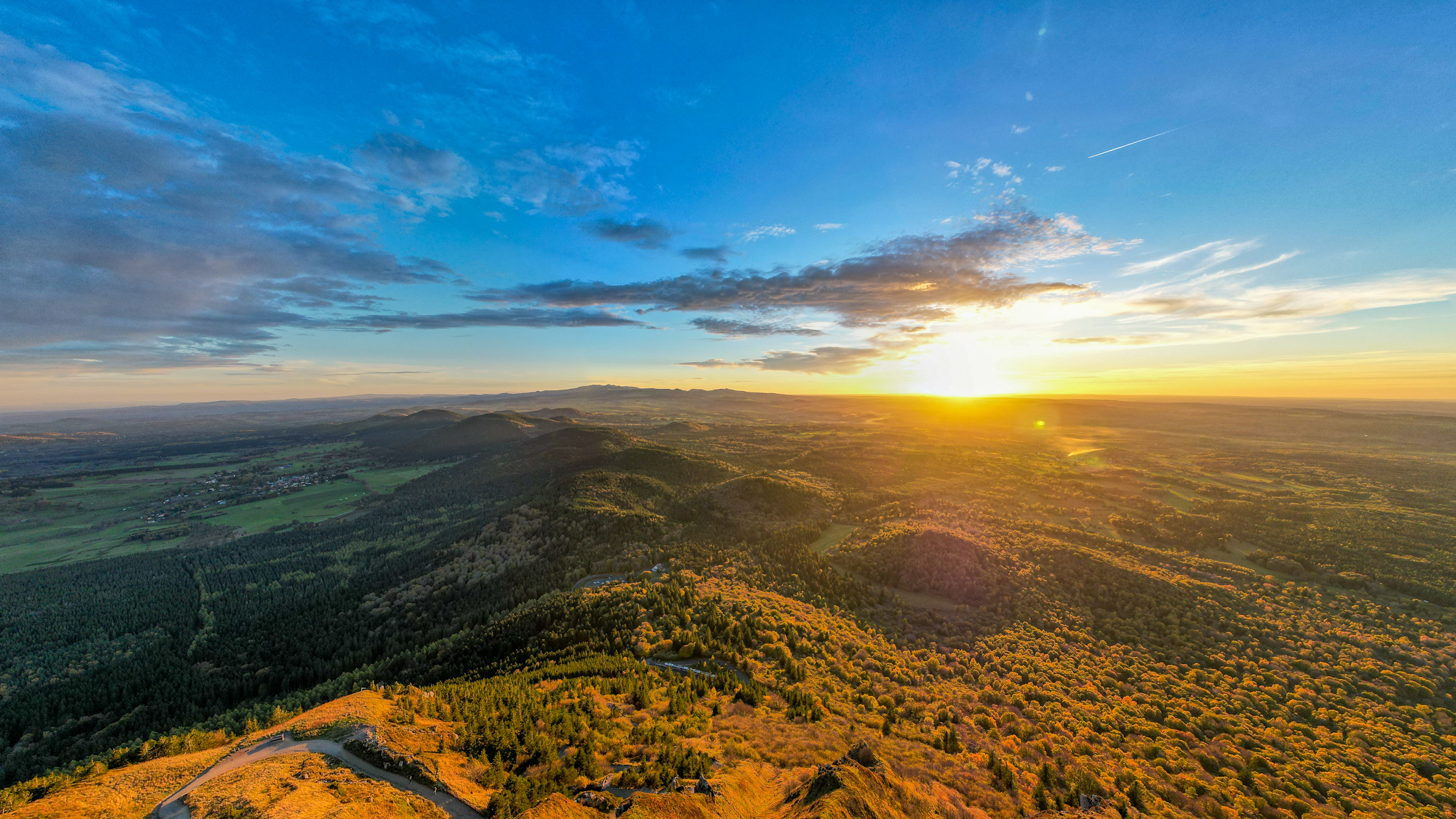 Puy de Dôme : Coucher de Soleil Magique sur la Chaîne des Puys