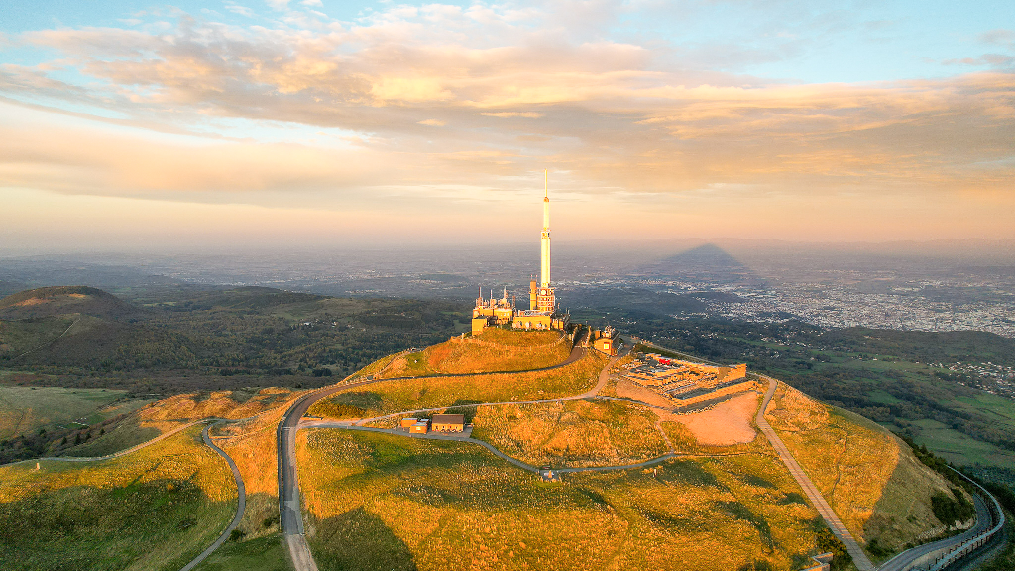 Puy de Dôme : Coucher de Soleil sur l'Antenne TDF, Symbole du Sommet