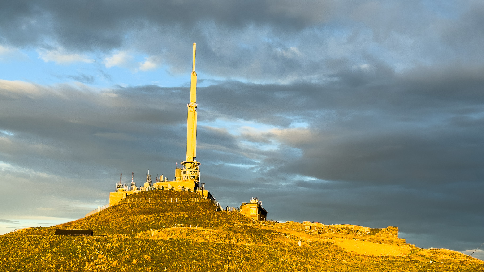 Puy de Dôme : Coucher de Soleil Doré sur le Sommet Mythique