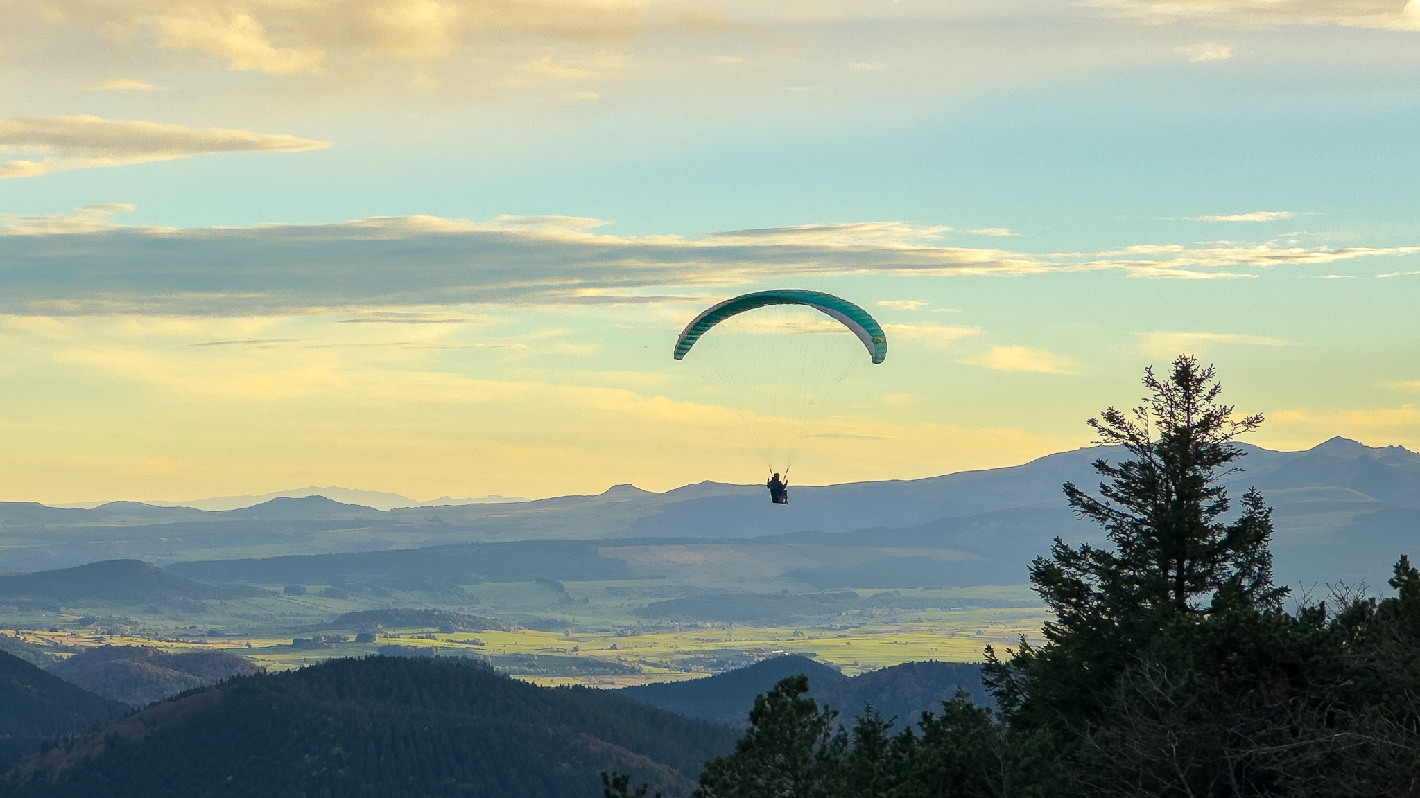 Puy de Dôme : Vol en Parapente, Panorama Exceptionnel sur le Massif des Dores