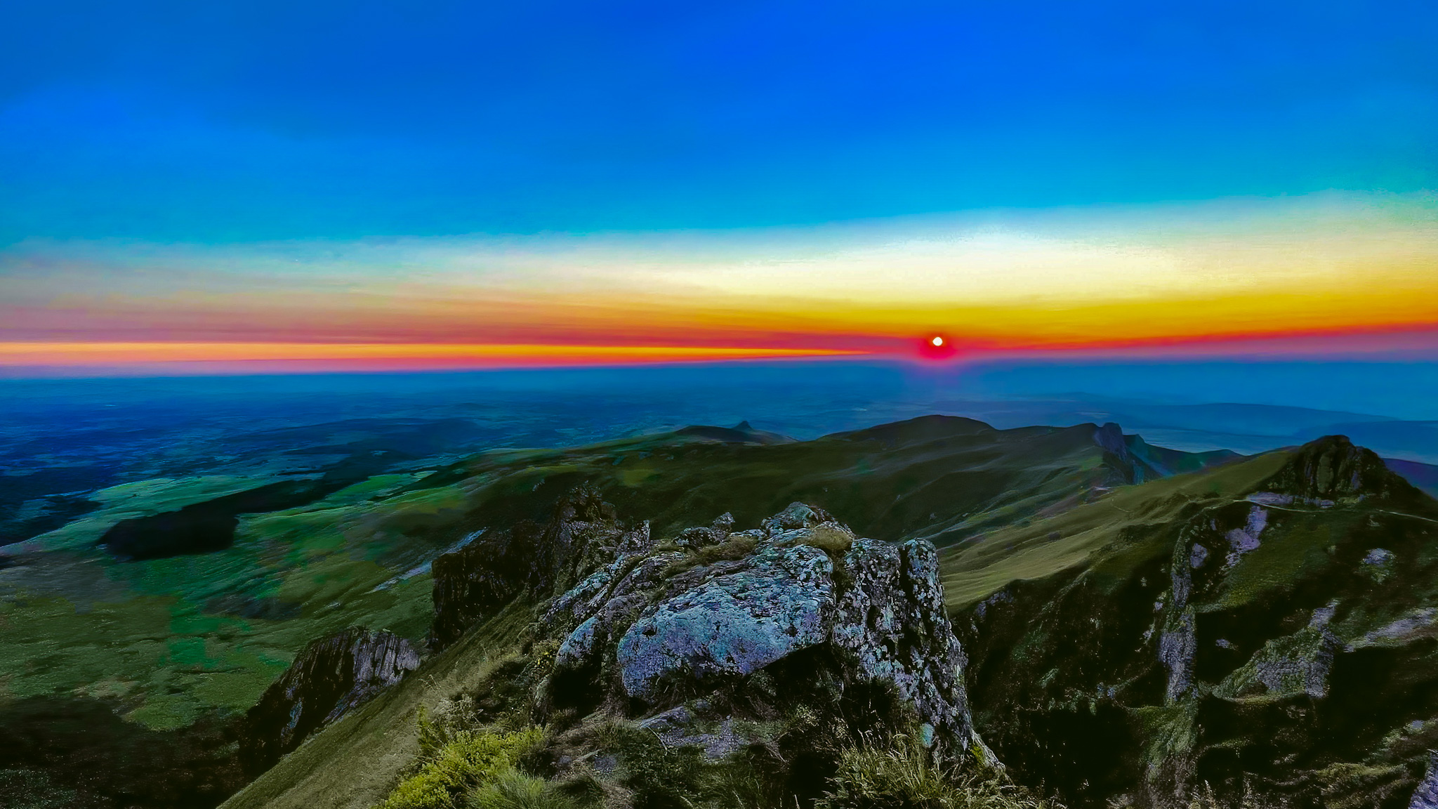 Puy de Sancy : Spectacle Incroyable du Coucher de Soleil sur le Massif