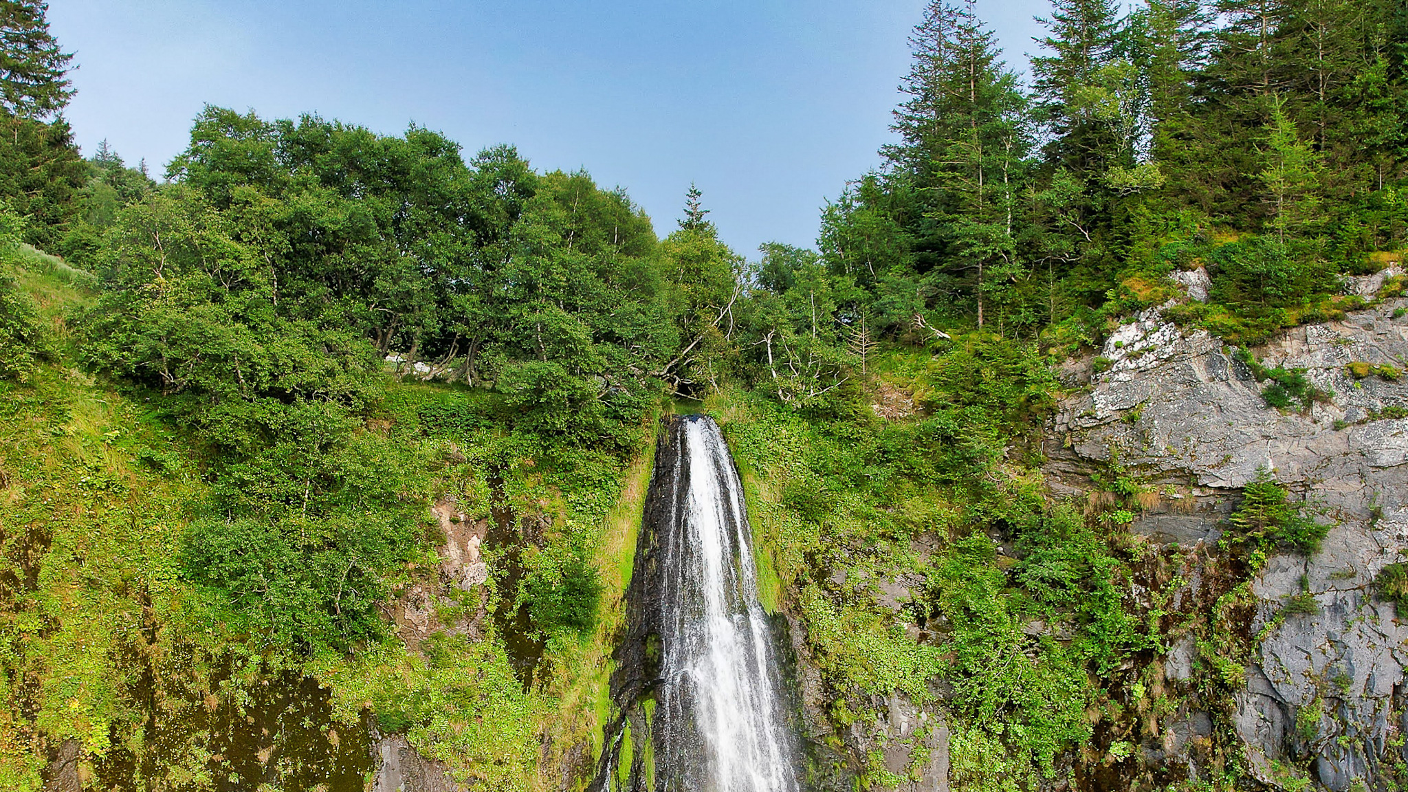 La Grande Cascade : Naissance sur les Pentes du Plateau de Durbise et Déferlante Spectaculaire