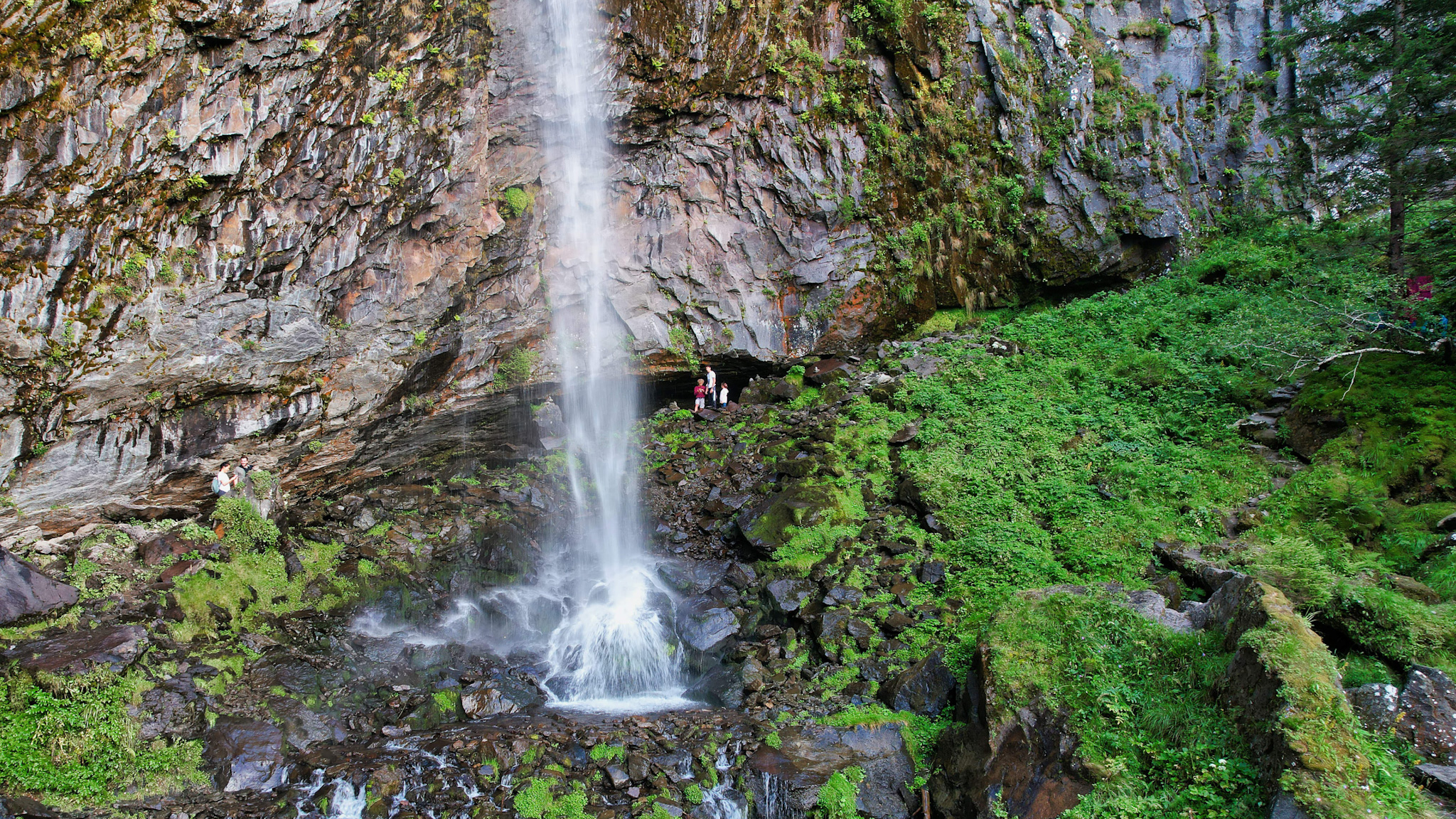 La Grande Cascade des Monts Dore : Une Invitation à la Fraîcheur et à la Beauté Naturelle