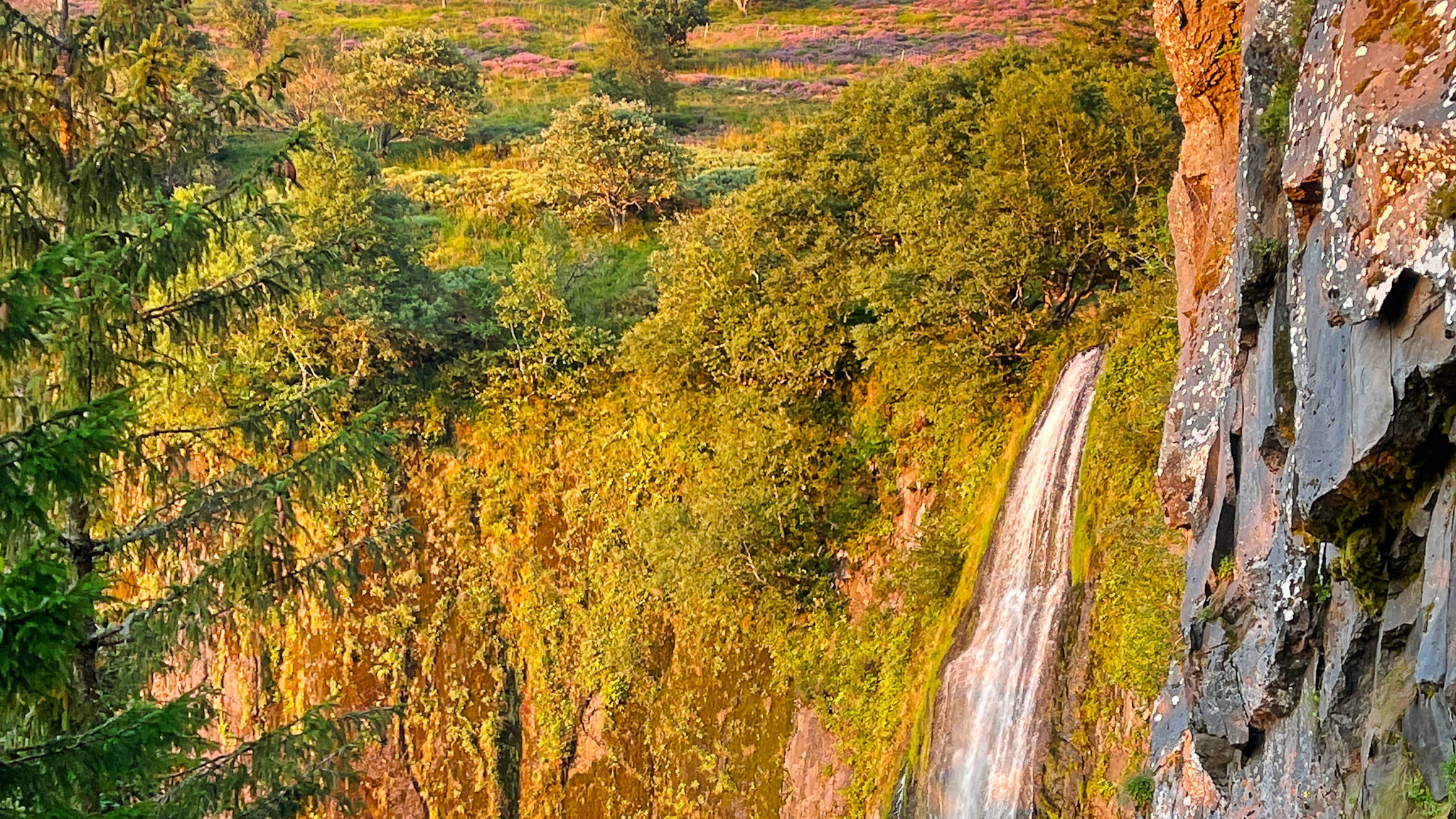 La Grande Cascade du Mont Dore : Un Spectacle de Lumière et de Couleurs au Coucher du Soleil