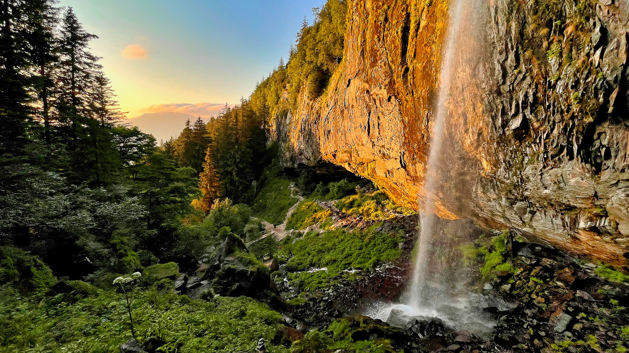 La Grande Cascade du Mont Dore : Un Coucher de Soleil Magique sur un Spectacle Naturel