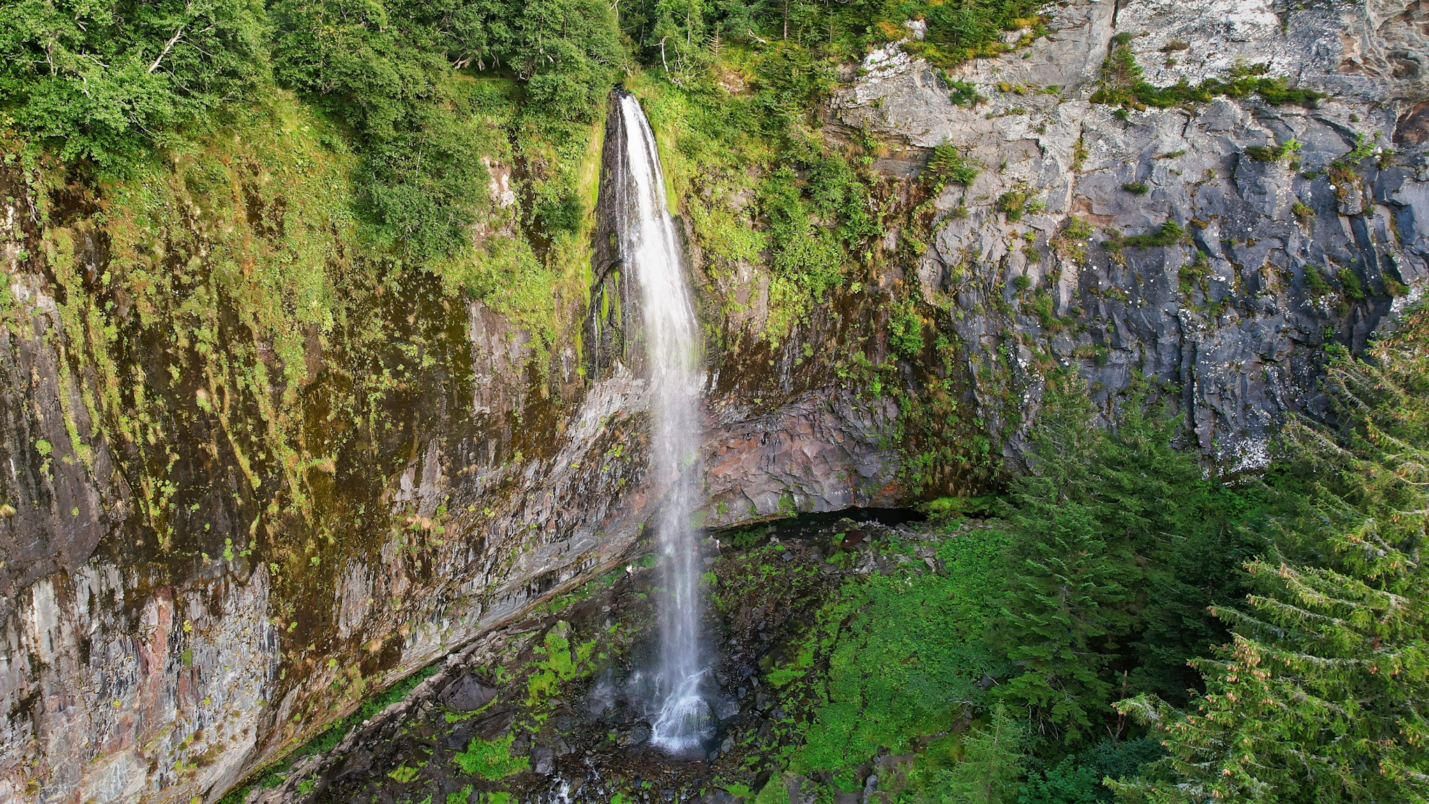 La Grande Cascade du Mont Dore : Une Vue Aérienne Impressionnante sur un Spectacle Naturel