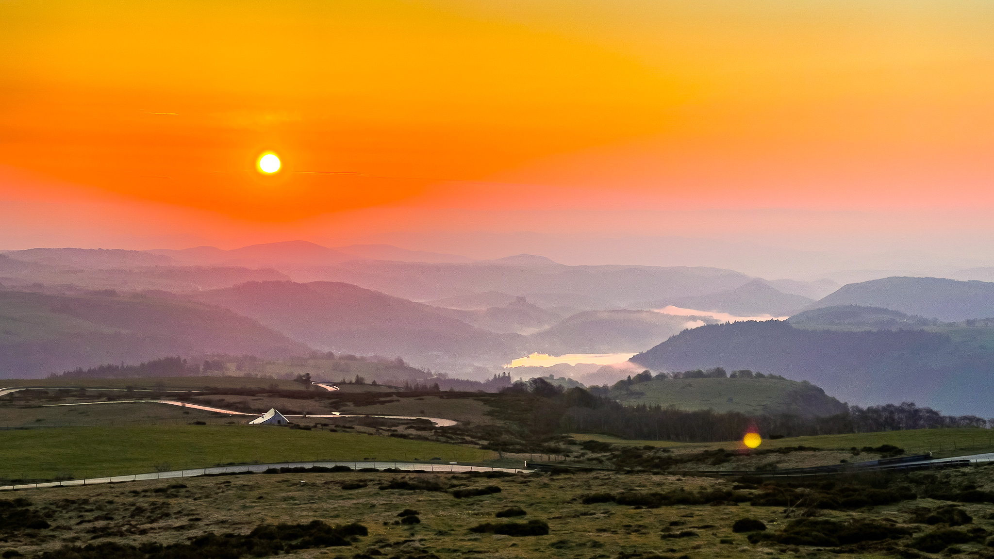 Mont Dore : Lever de Soleil Magique sur le Lac Chambon et le Château de Murol