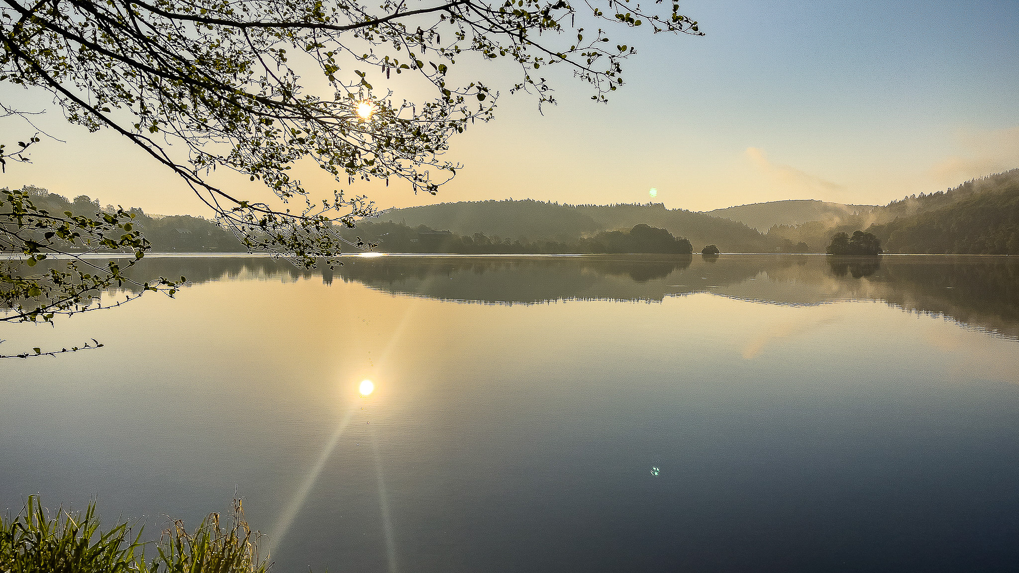 Lac Chambon, Massif du Sancy : Magie d'un Lever de Soleil