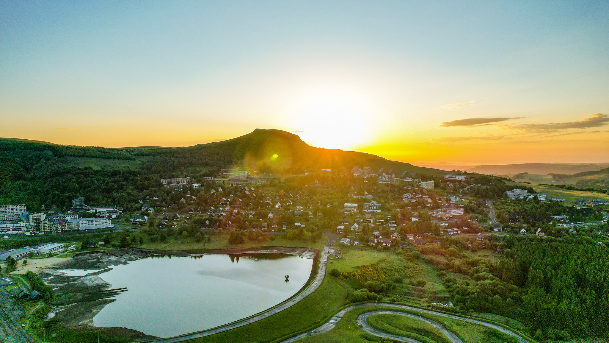 Massif du Sancy : Super Besse, Lac des Hermines et Village de Chalets au Lever du Soleil