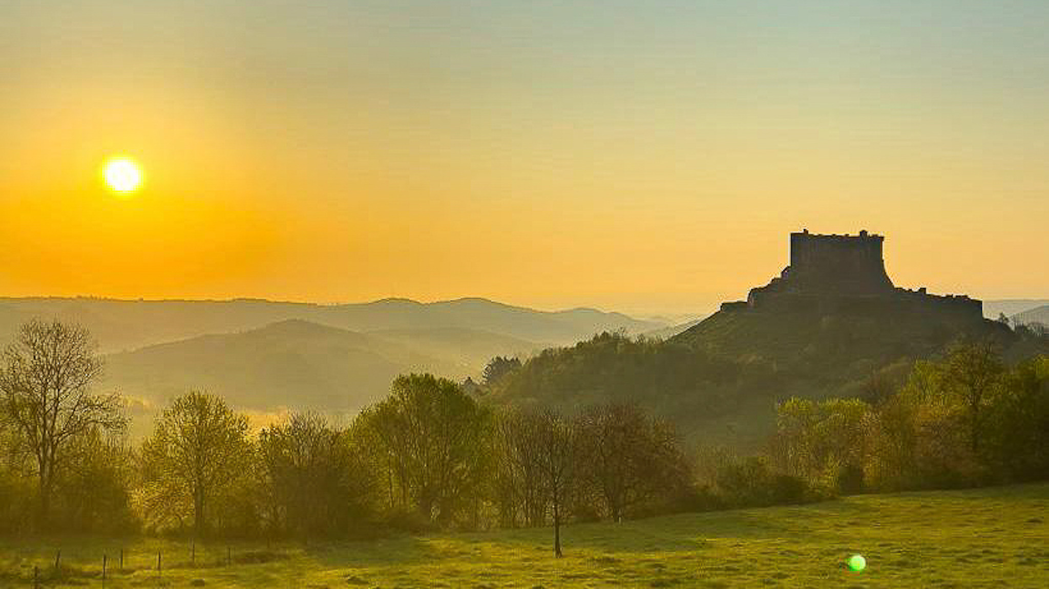 Château de Murol : Magie d'un Lever de Soleil sur la Forteresse