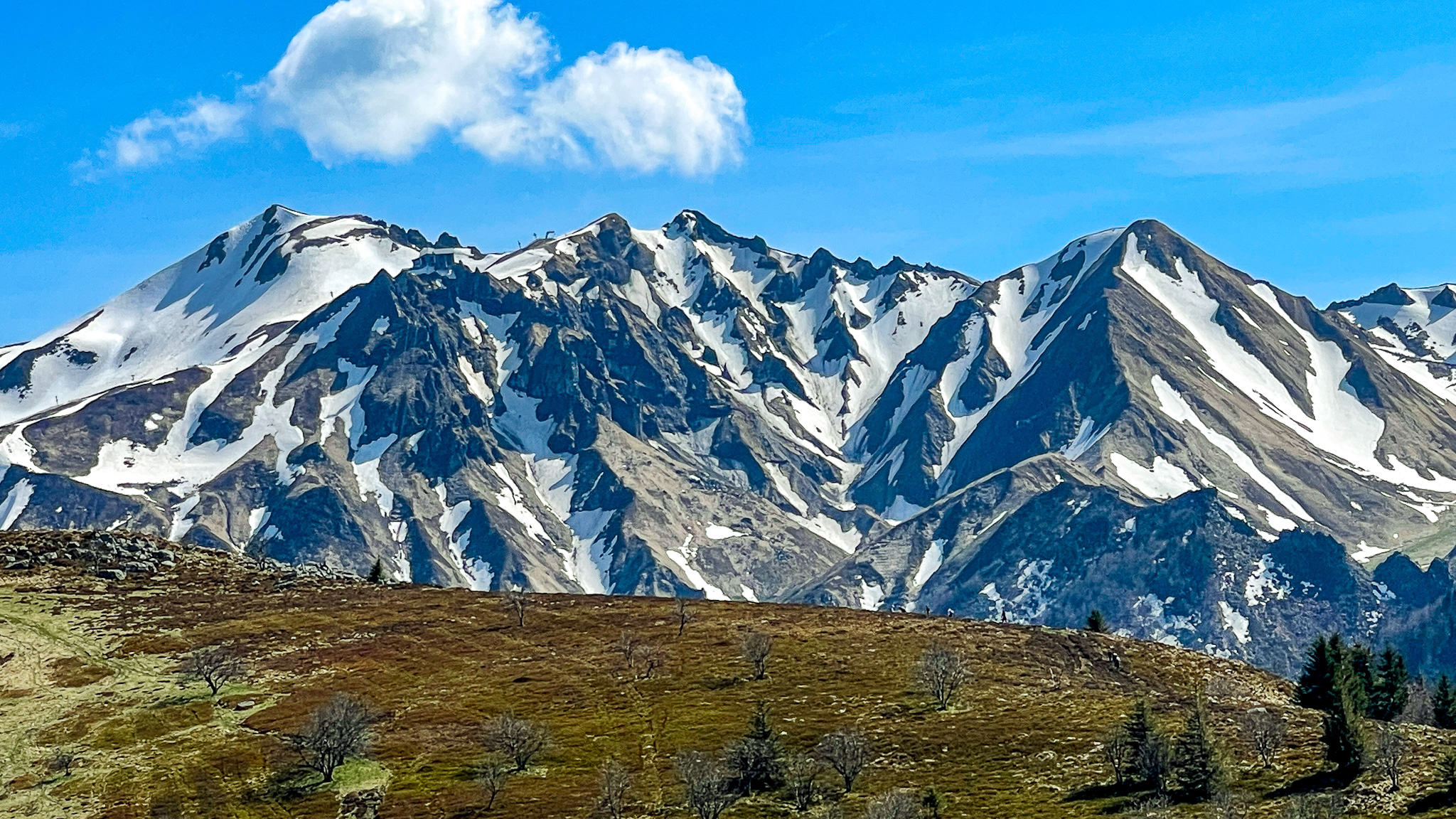 Massif du Sancy : Sommets Enneigés, Spectacle Imposant