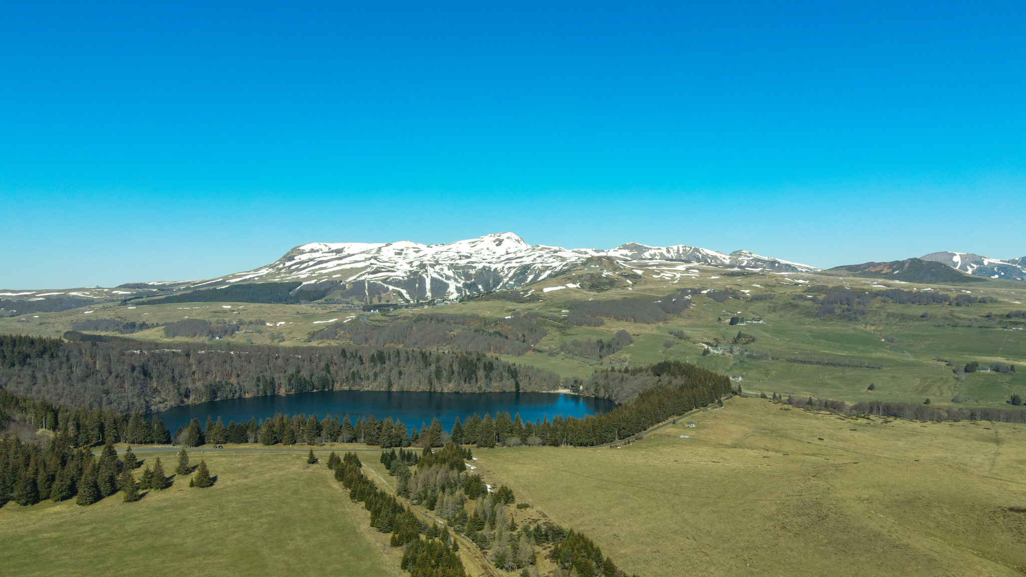 Lac Pavin et Massif du Sancy : Dernières Neiges sur les Sommets