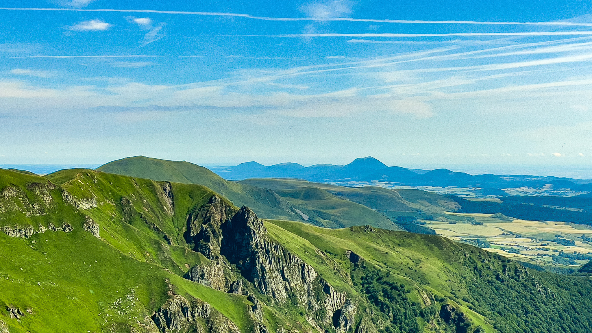 Vallée de Chaudefour et Puy de Dôme : Un Duo de Paysages Extraordinaires