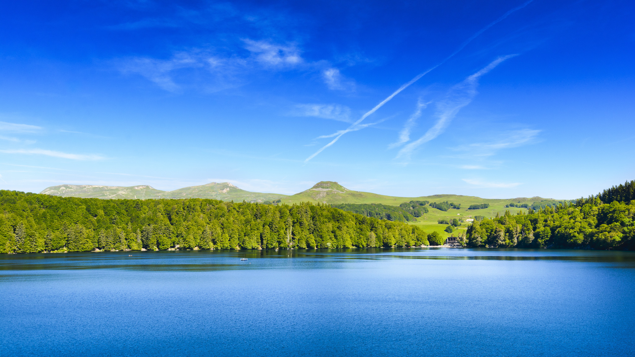 Le Lac Pavin s'habille de couleurs printanières, un spectacle magnifique !