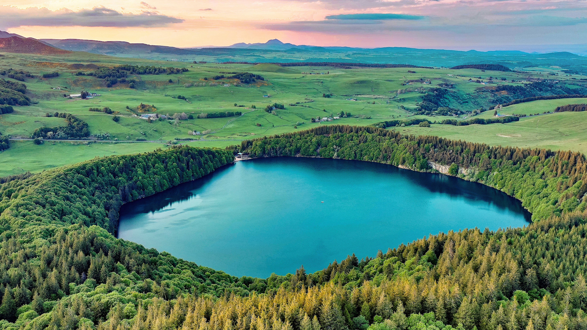 Une vue aérienne imprenable sur le Lac Pavin et le Puy de Dôme !